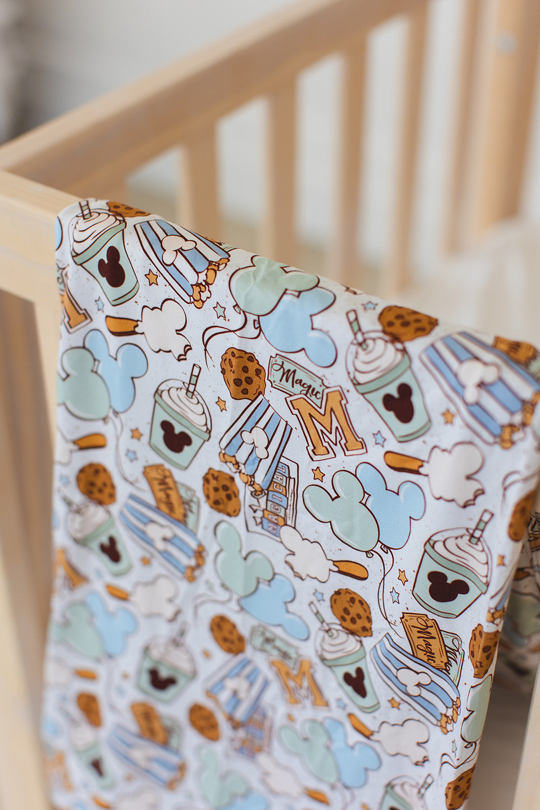 Snacks (green) - Lightweight Blanket