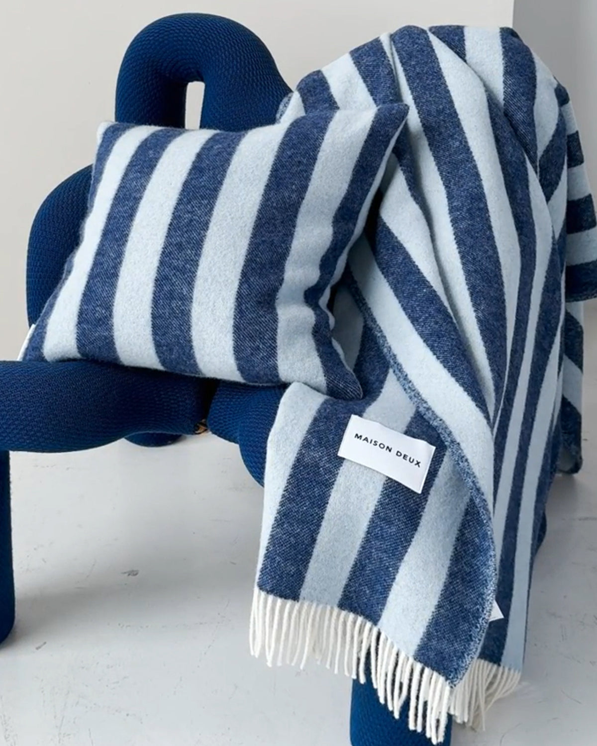 Cushion Candy Wrap Navy / Ice Blue 1.65 X 1.65 Ft