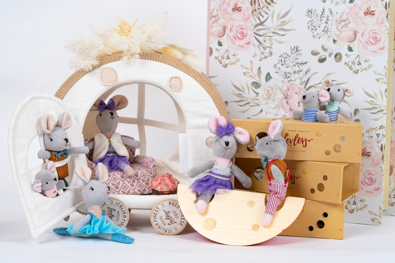 Ballerina Mouse And Friends In A Theater Box, With Magnetic Hands