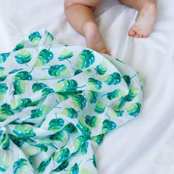 ORGANIC SWADDLE SET - TROPICAL PARADISE (Parrot + Leaf)