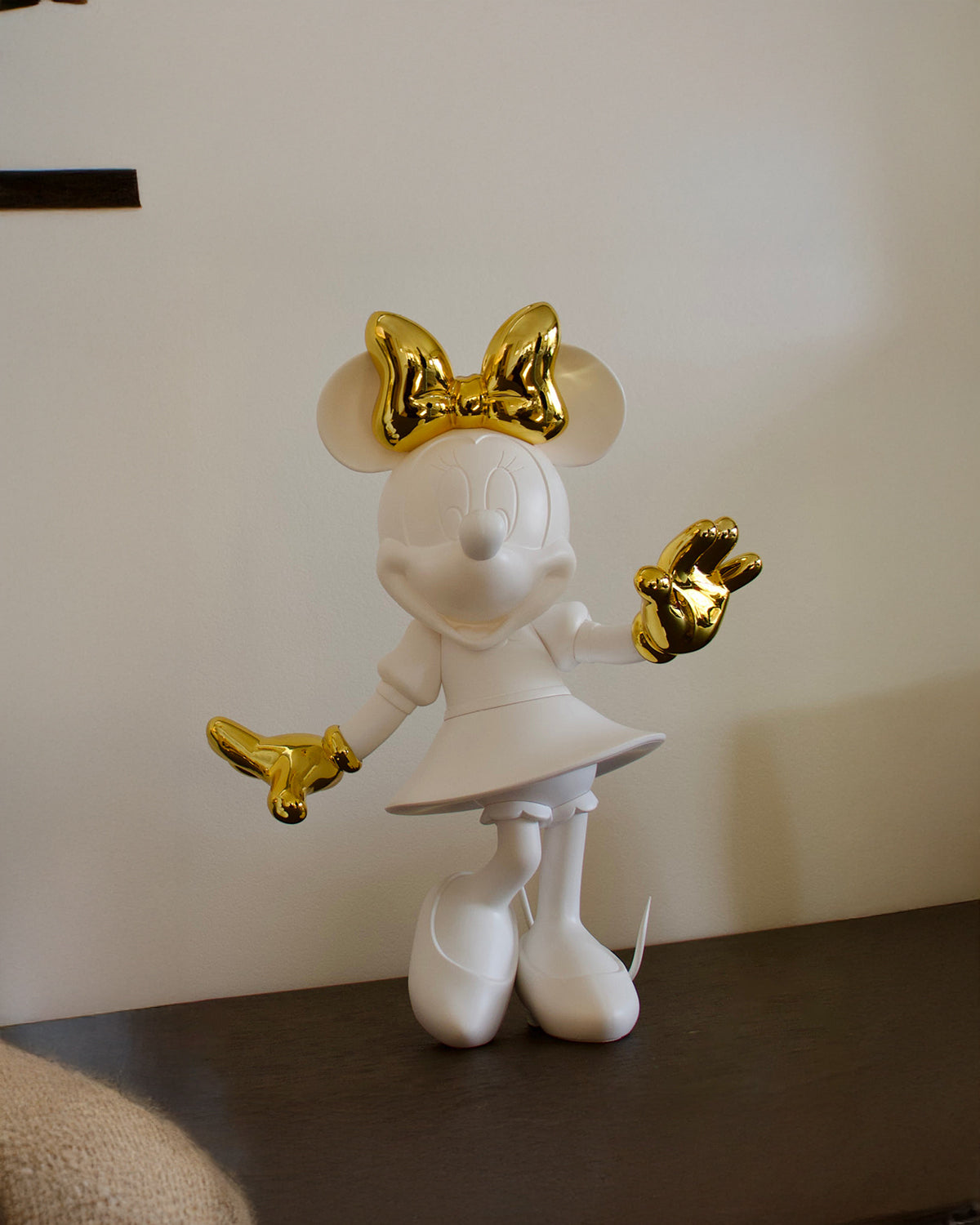 Minnie Mouse Welcome White & Gold 12in