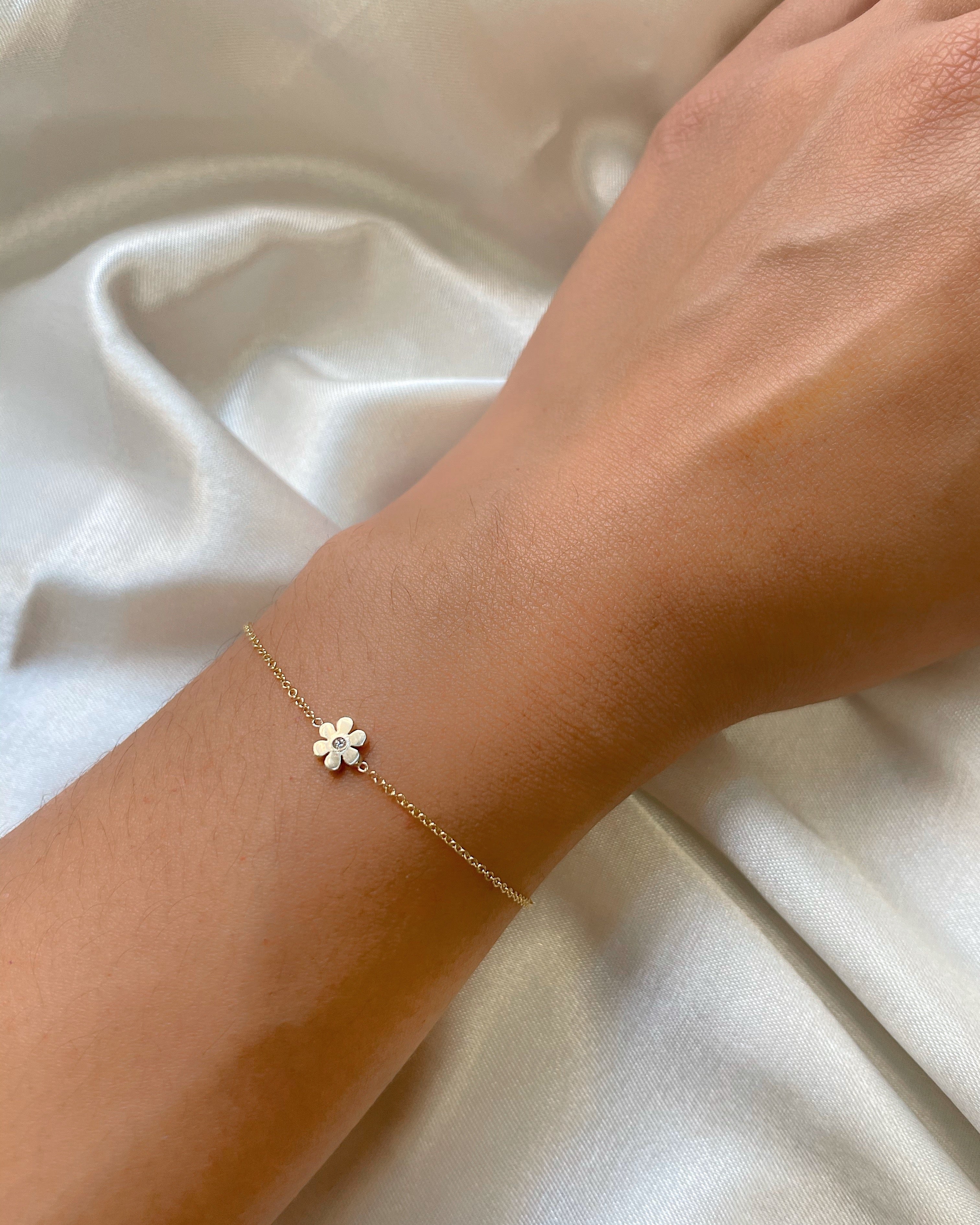 14k Gold Tiny Flower Bracelet With Diamond