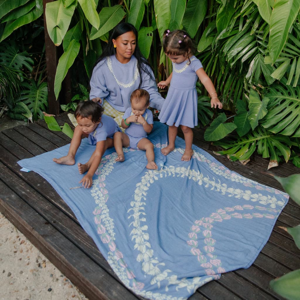 Lei Punahele Throw Blanket