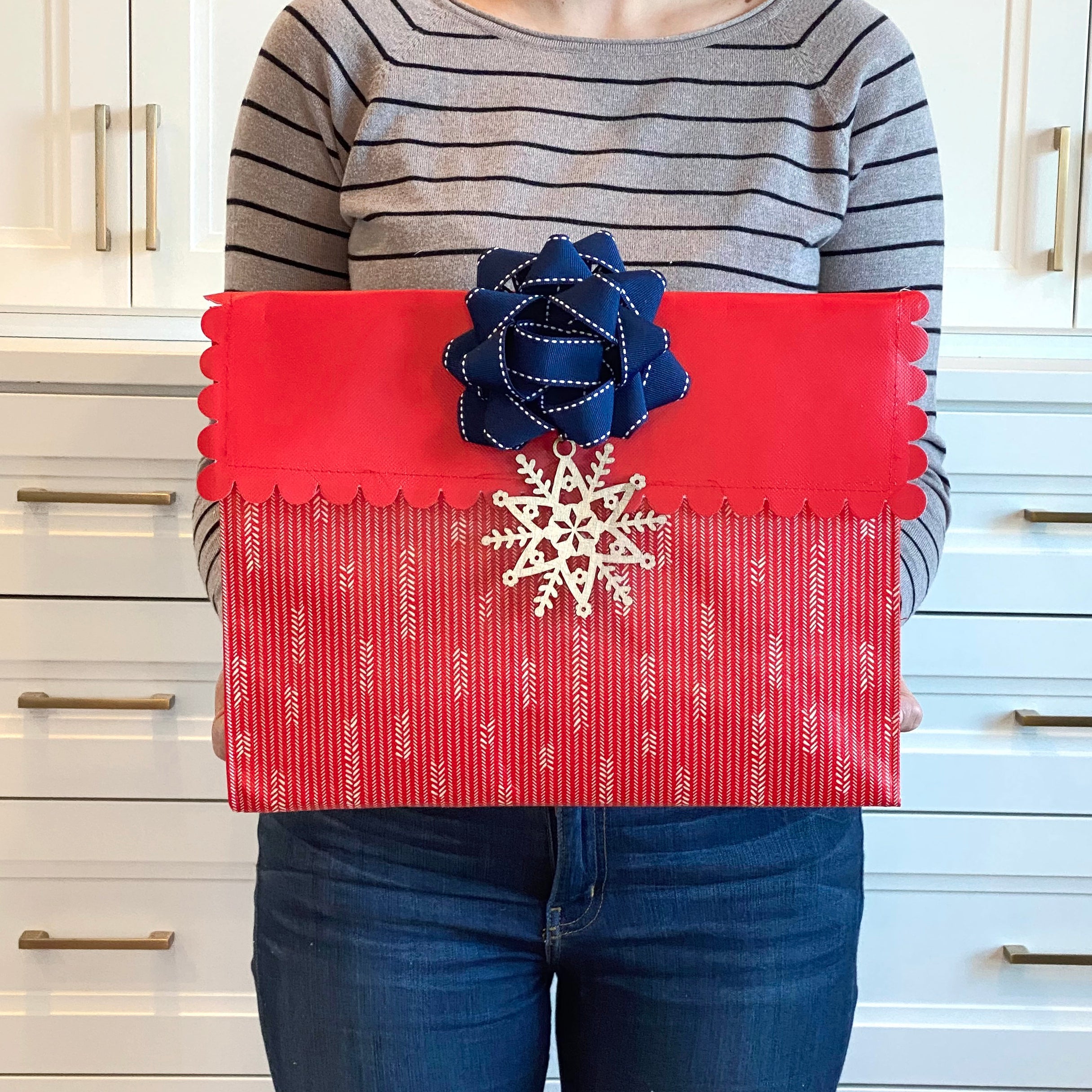 Everenvelope: Medium Red And White Reusable Gift Bag With Magnetic Closure