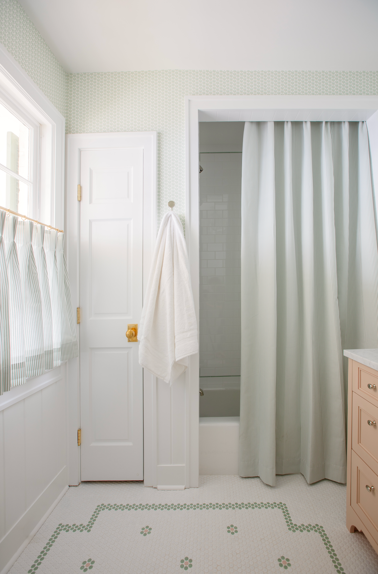 Kiawah In Green On White Wallpaper