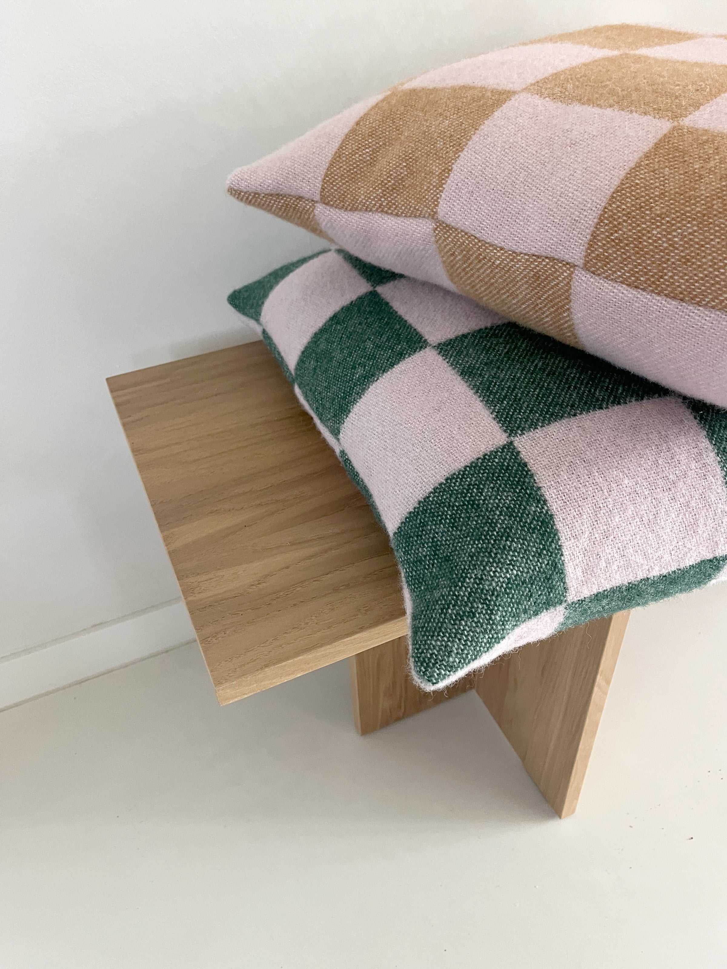 Cushion Checkerboard Green / Pink 1.65 X 1.65 Ft