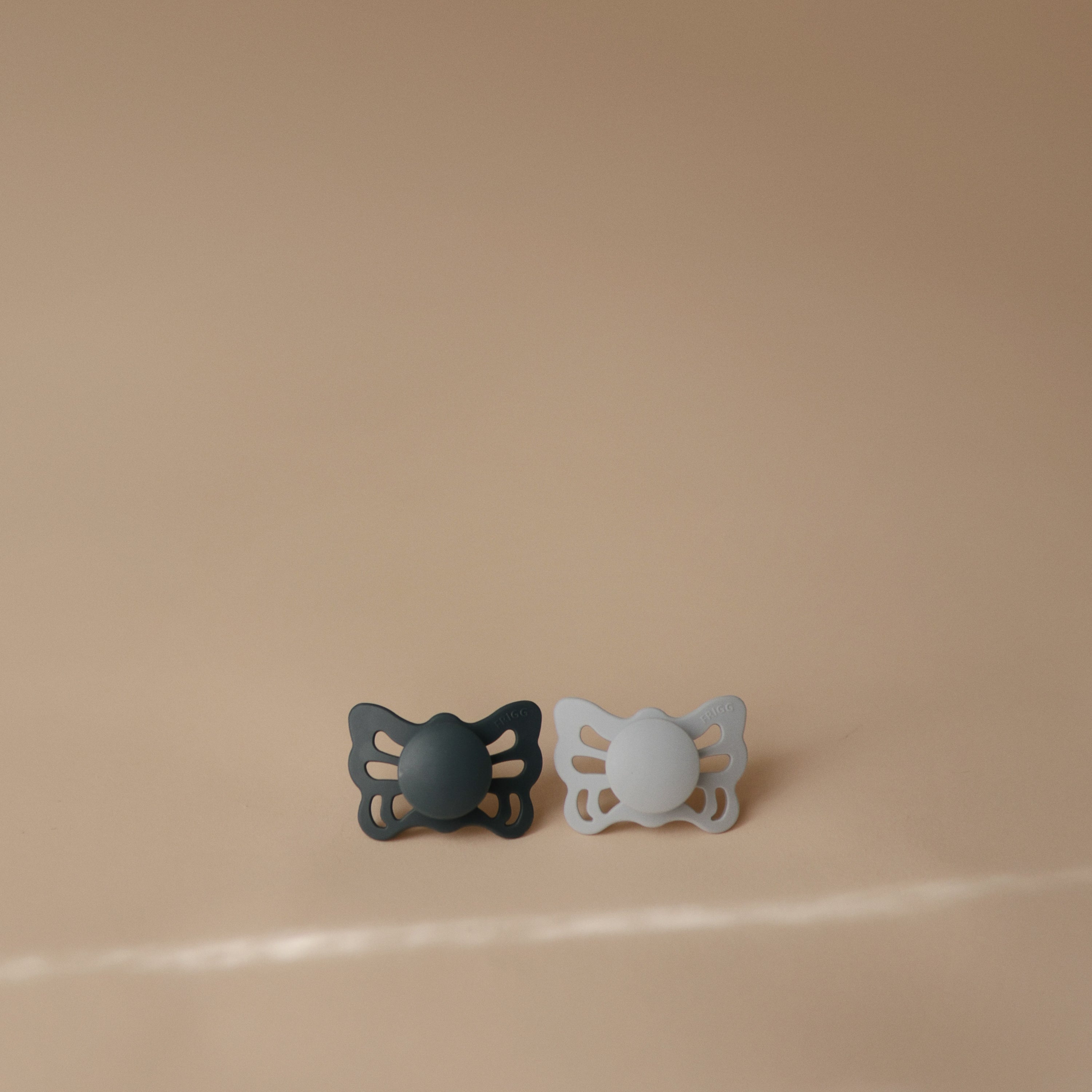 Frigg Butterfly Anatomical Silicone Pacifier 2-pack (0-6 Months)