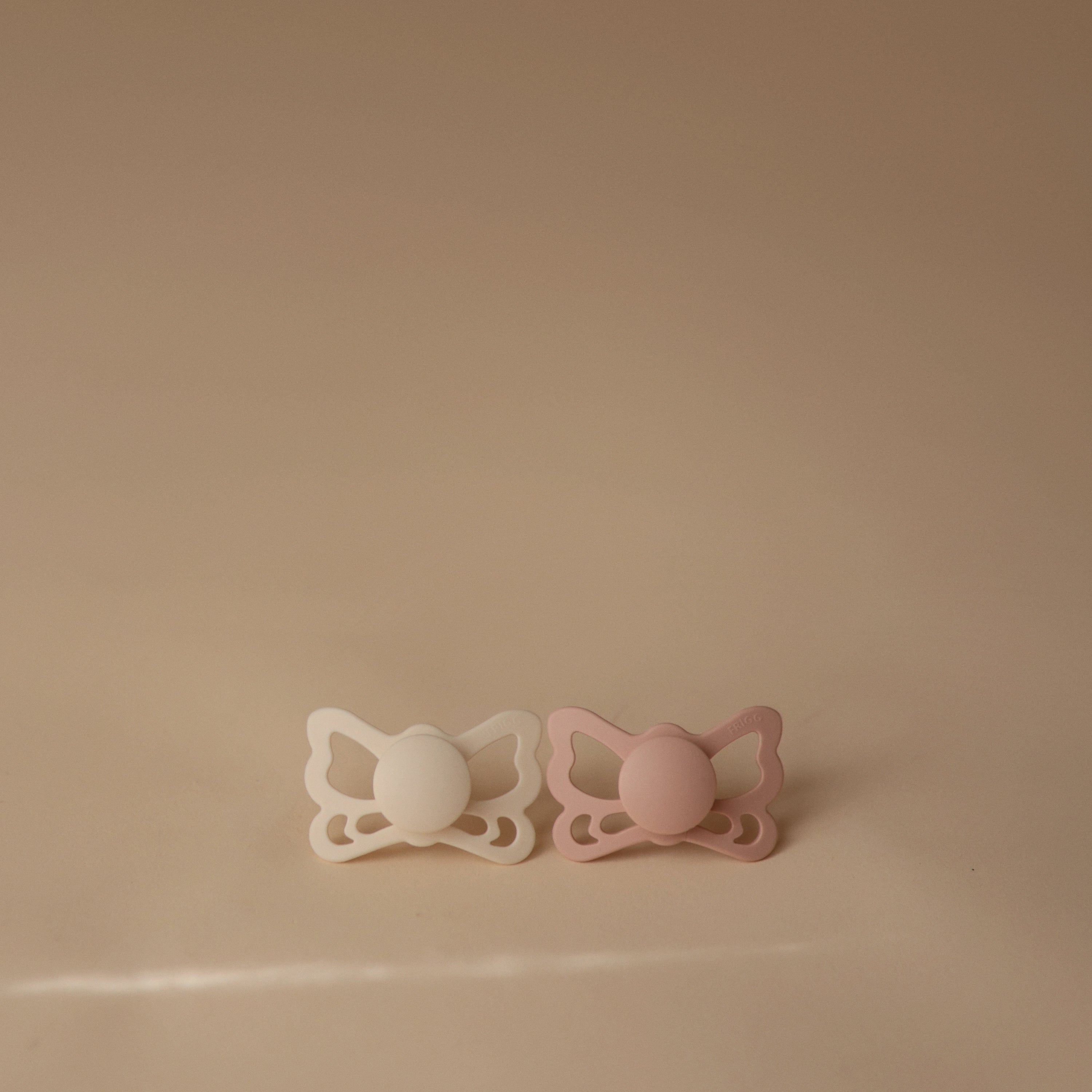 Frigg Butterfly Anatomical Silicone Pacifier 2-pack (6-18 Months)