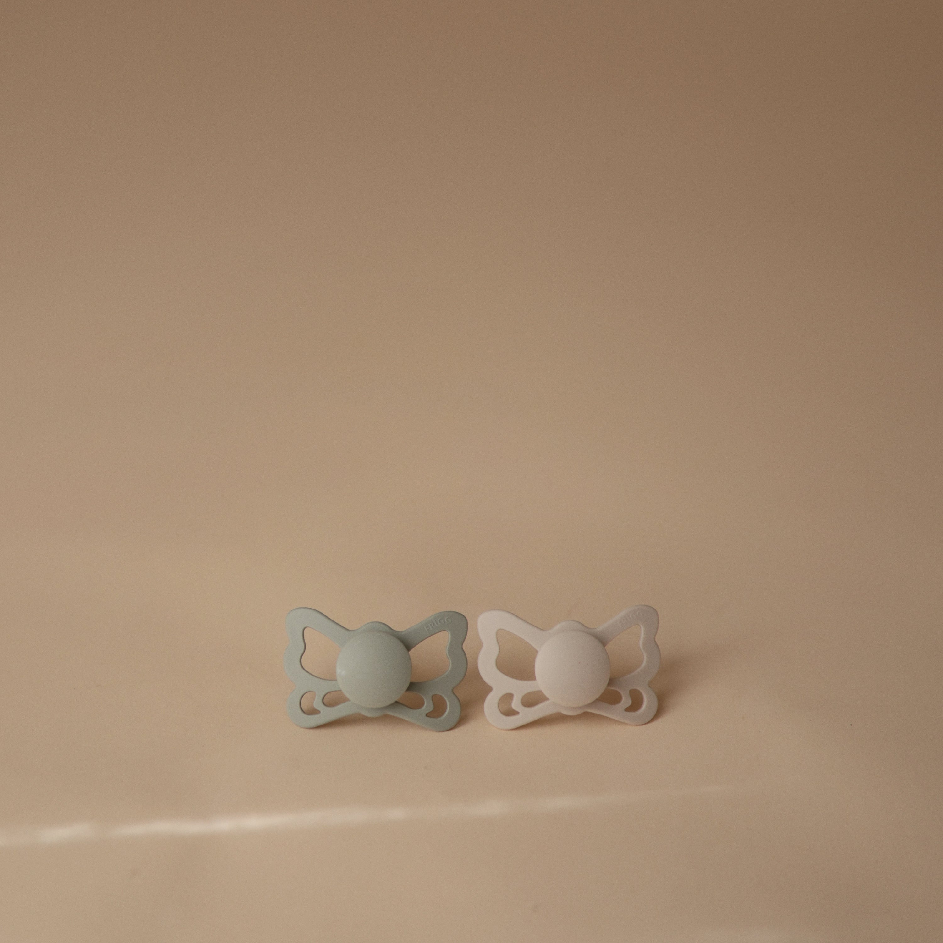 Frigg Butterfly Anatomical Silicone Pacifier 2-pack (6-18 Months)