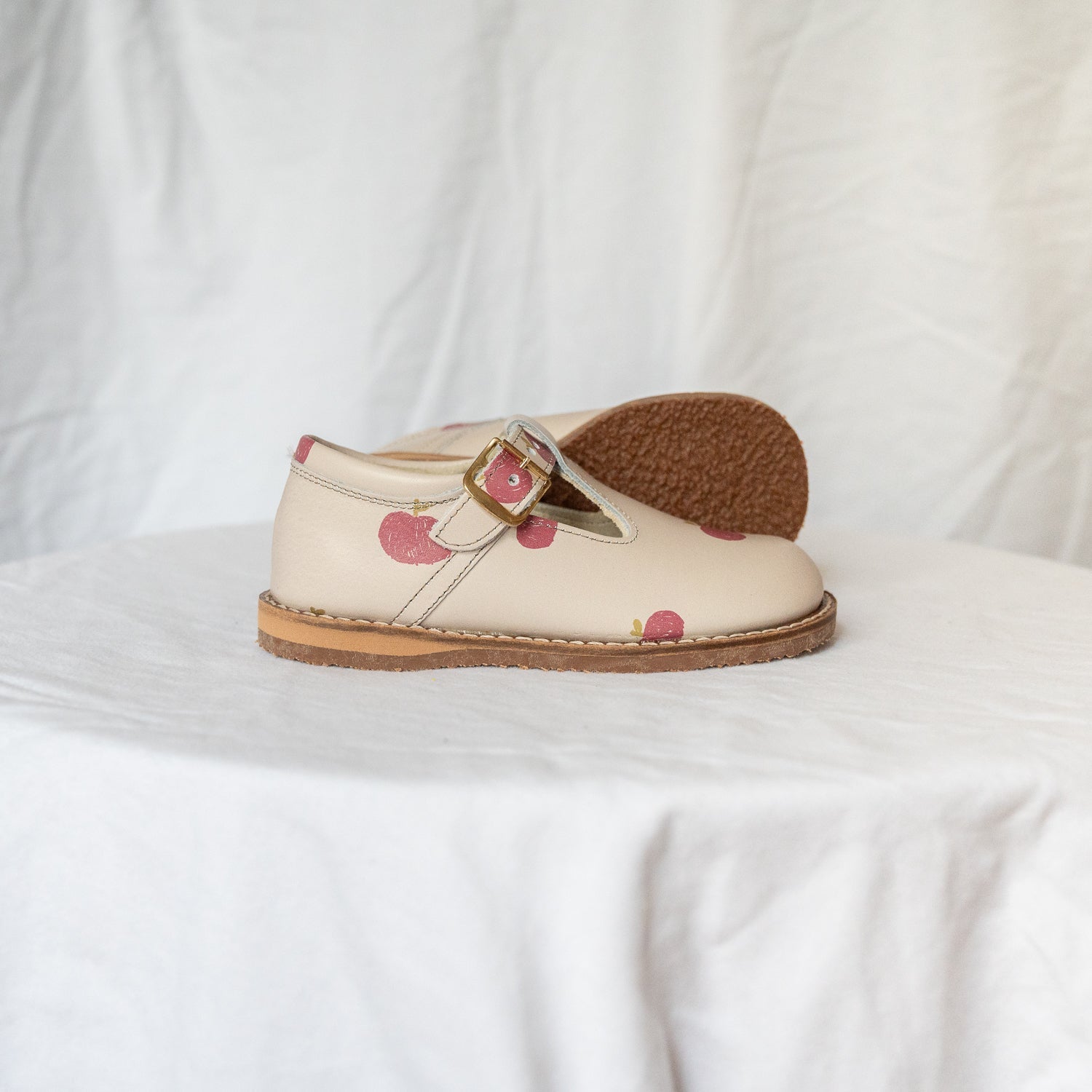 Flora T-strap - Apple