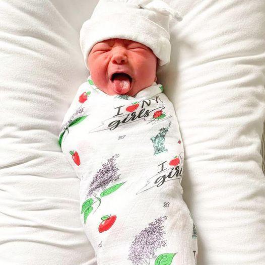 Gift Set: New York Girl Baby Muslin Swaddle Blanket And Burp Cloth/bib Combo