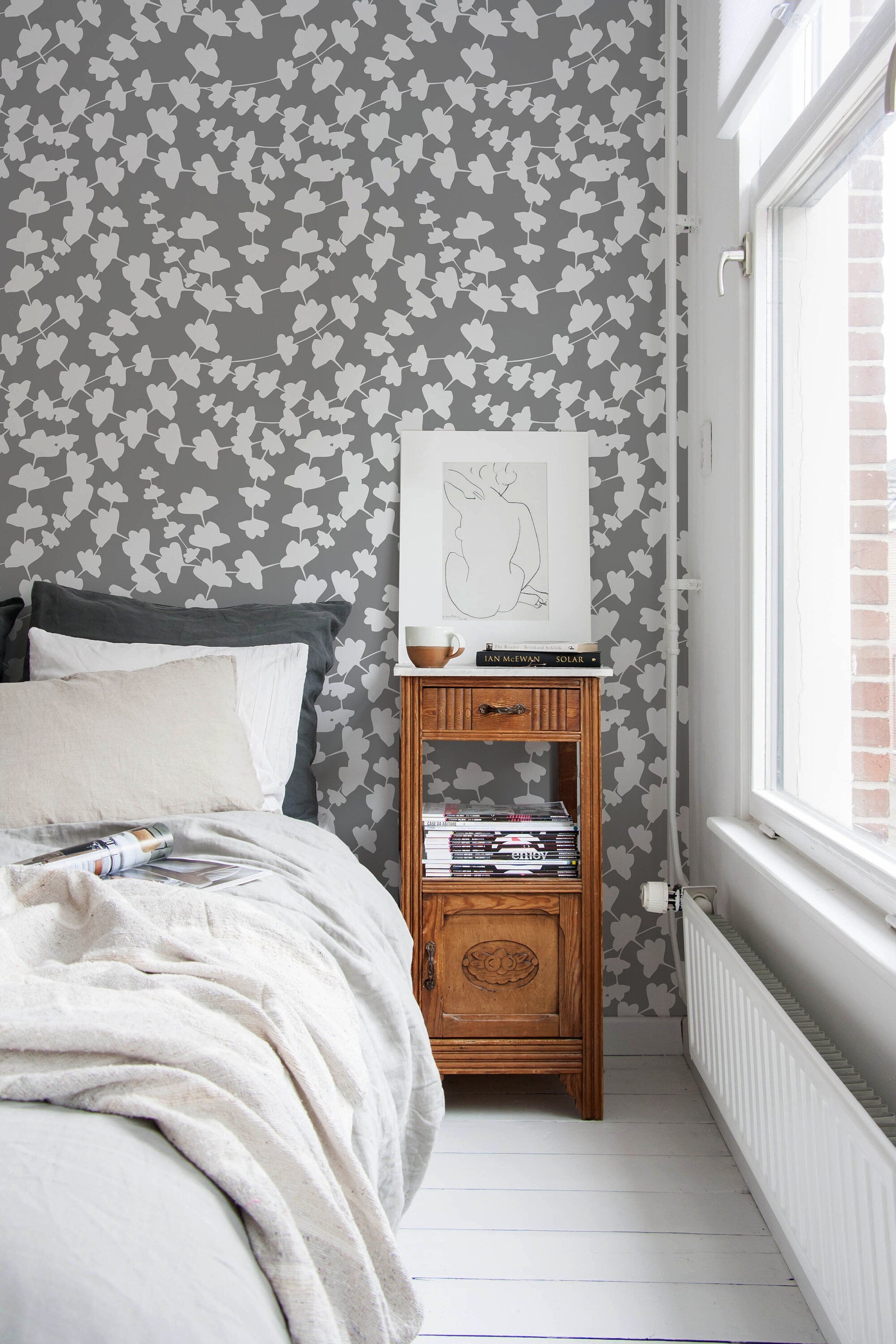 Botanical Wallpaper With A Stylized Ginkgo Leaf Motif In Gray And White - X010