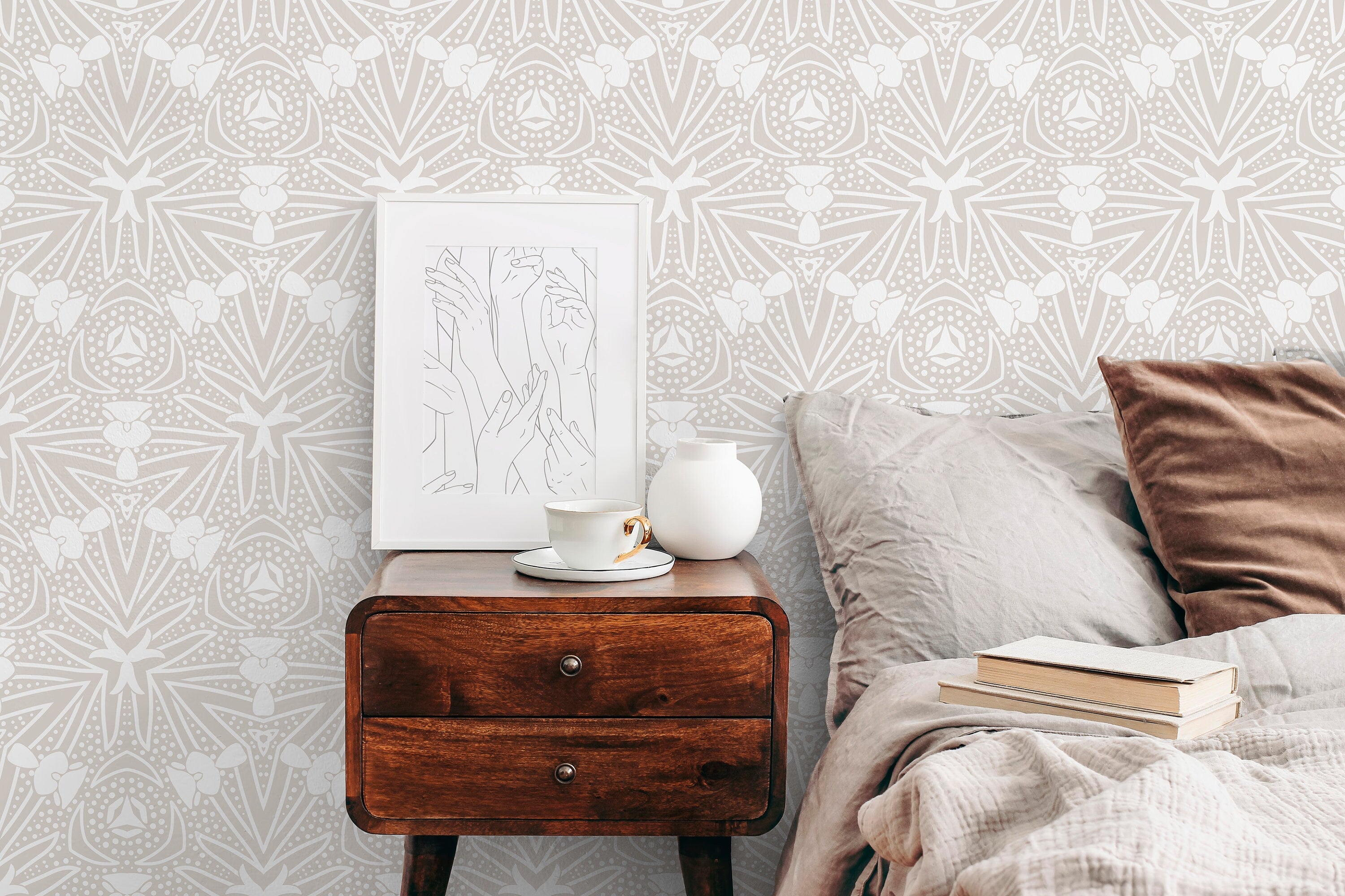 Geometric Wallpaper With A Symmetrical Motif In Beige And White - X020