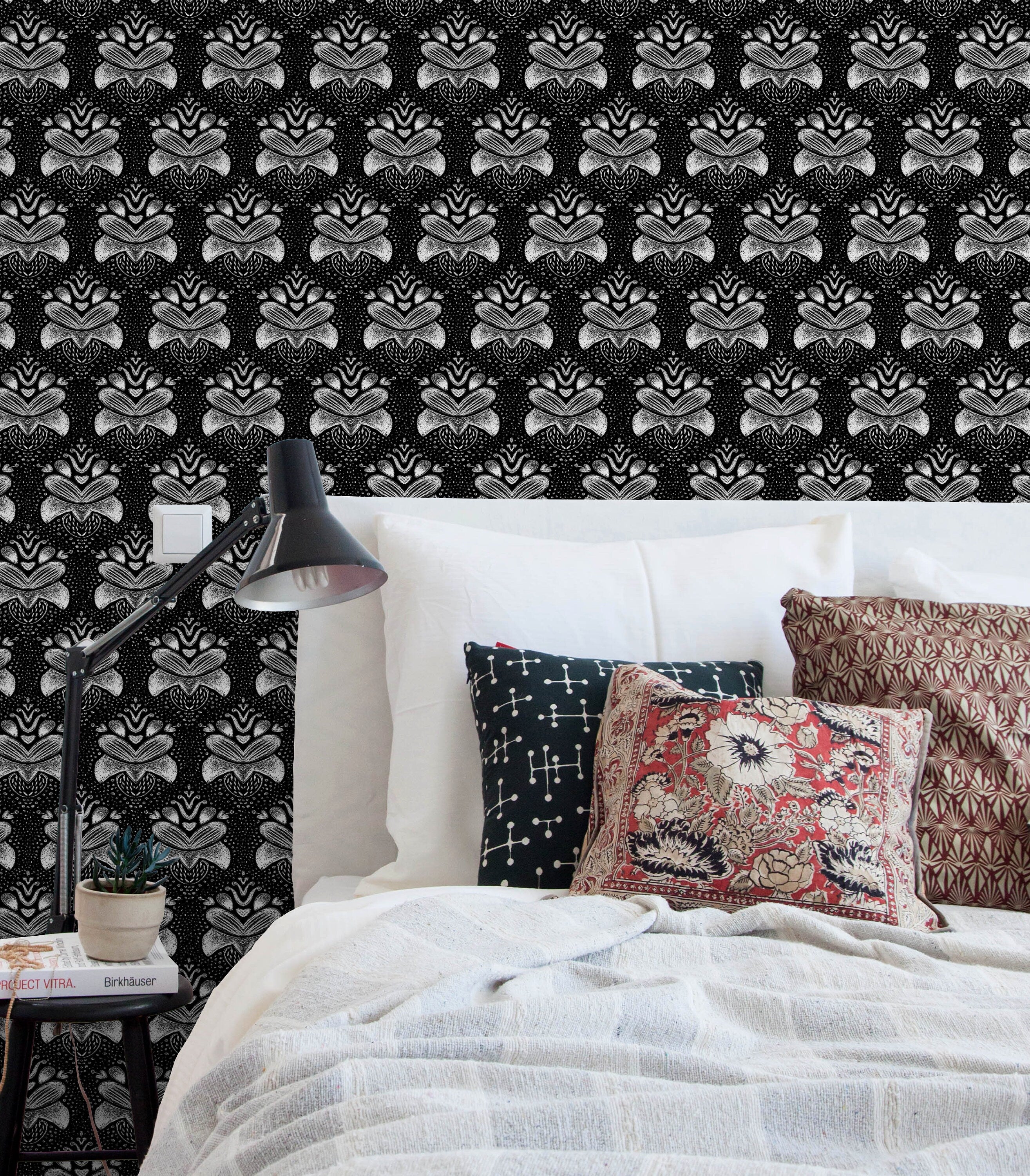 Folk Art Wallpaper With A Stylized Damask Motif In Black And White - X088