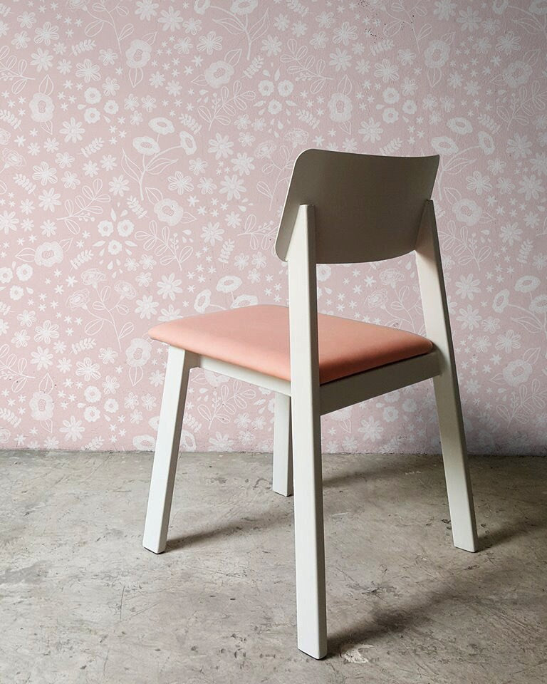 Floral Wallpaper With A Dainty Wildflower Motif In Pink And White - X097
