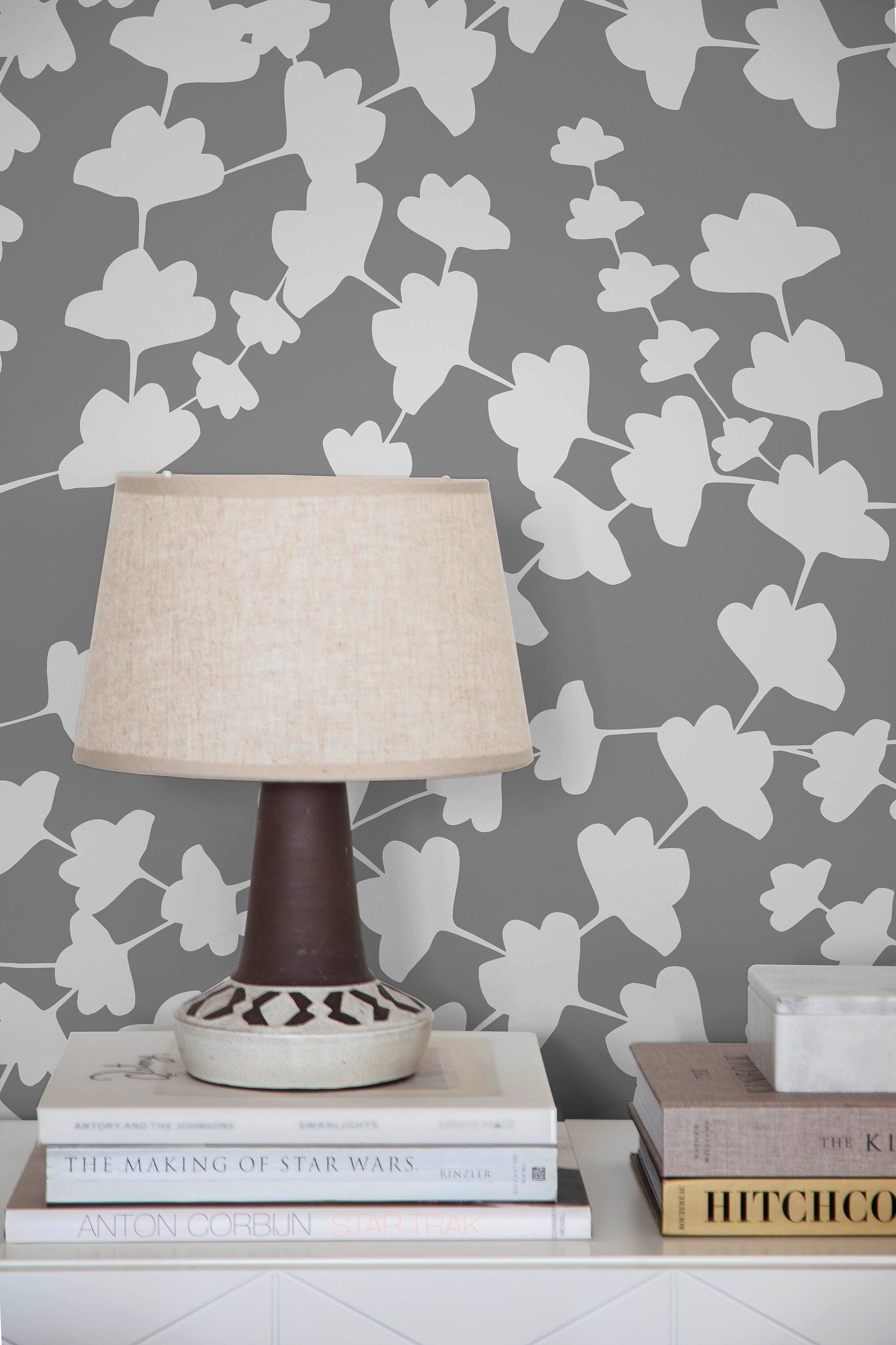 Botanical Wallpaper With A Stylized Ginkgo Leaf Motif In Gray And White - X010