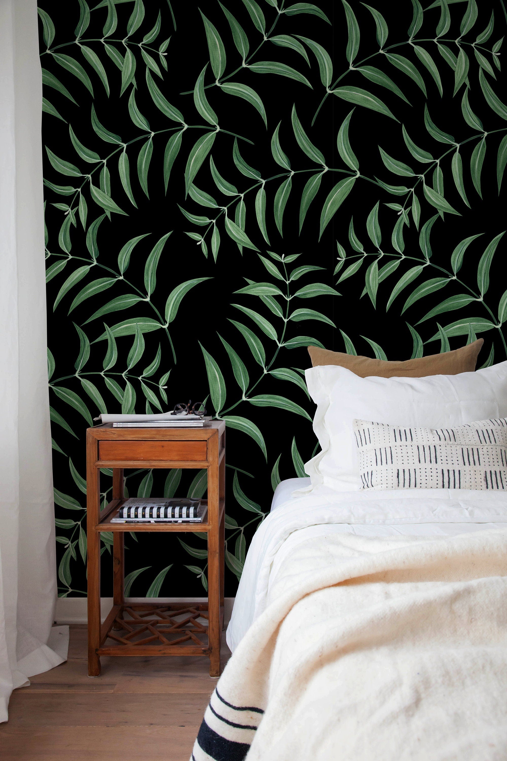 Botanical Wallpaper Featuring Trailing Leaves In Green And Black - X035