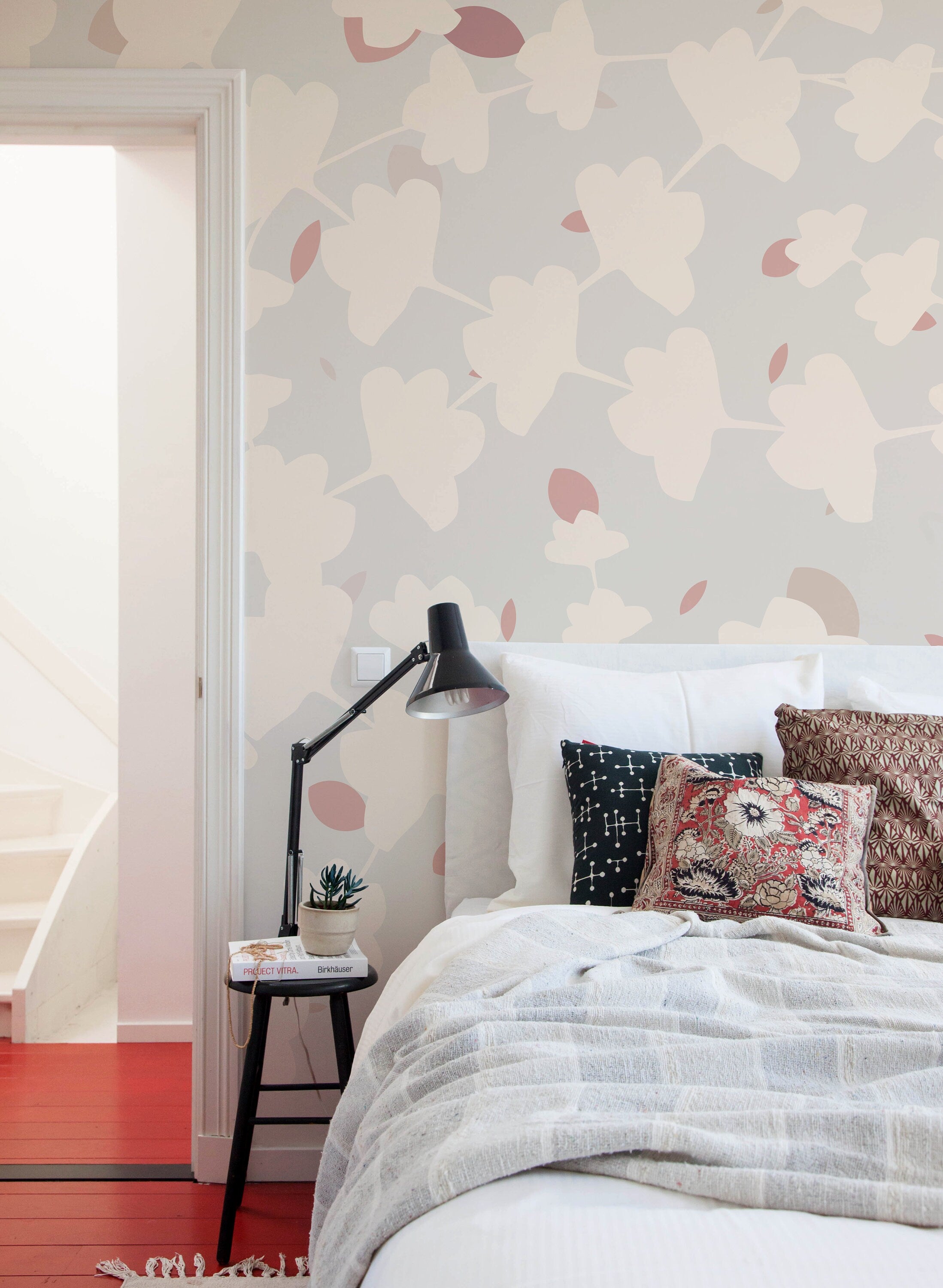 Botanical Wallpaper With Stylized Leaf Silhouettes In Gray, Pink, And Beige - X064