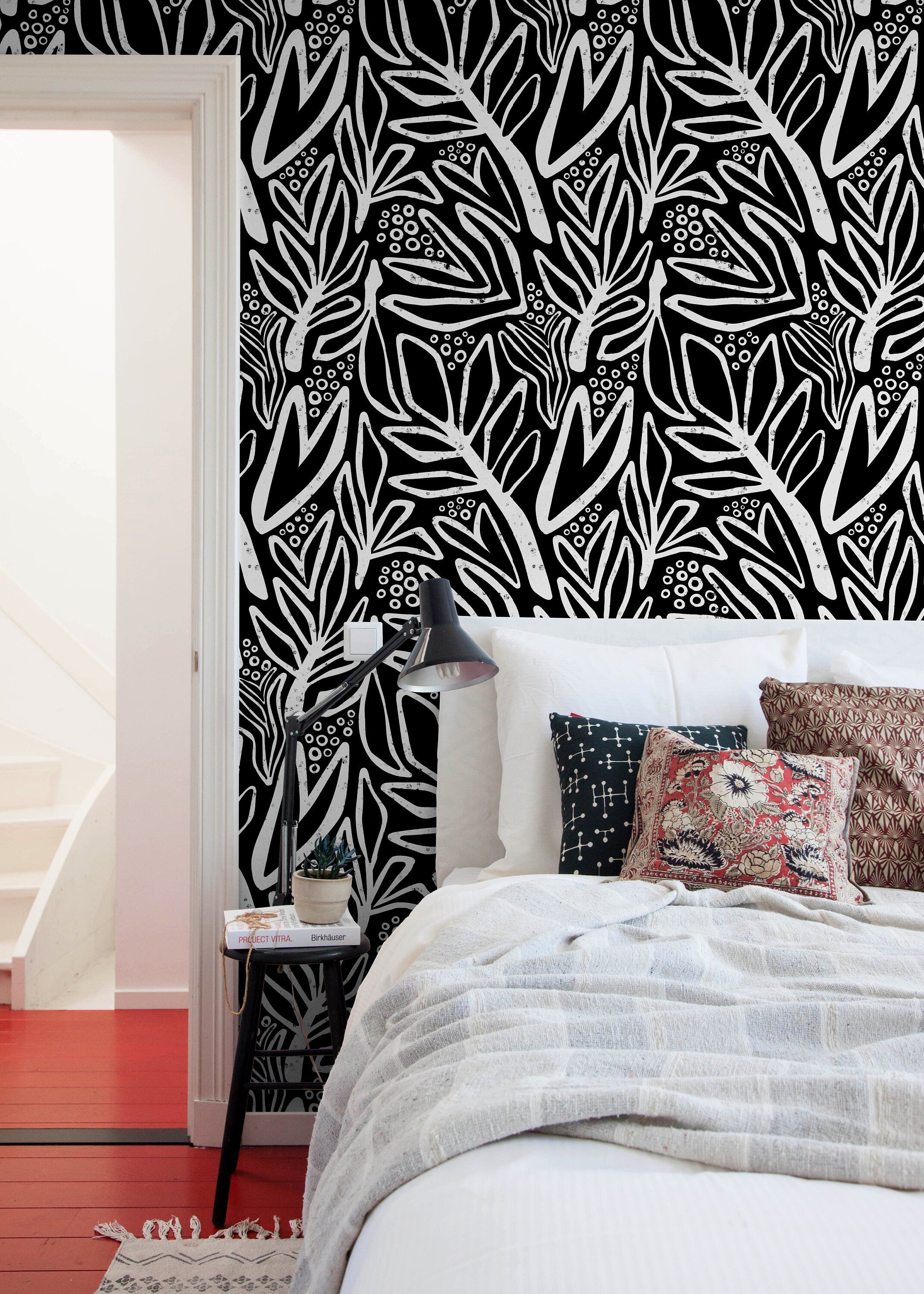 Abstract Wallpaper With A Bold Botanical Motif In Black And White - X176