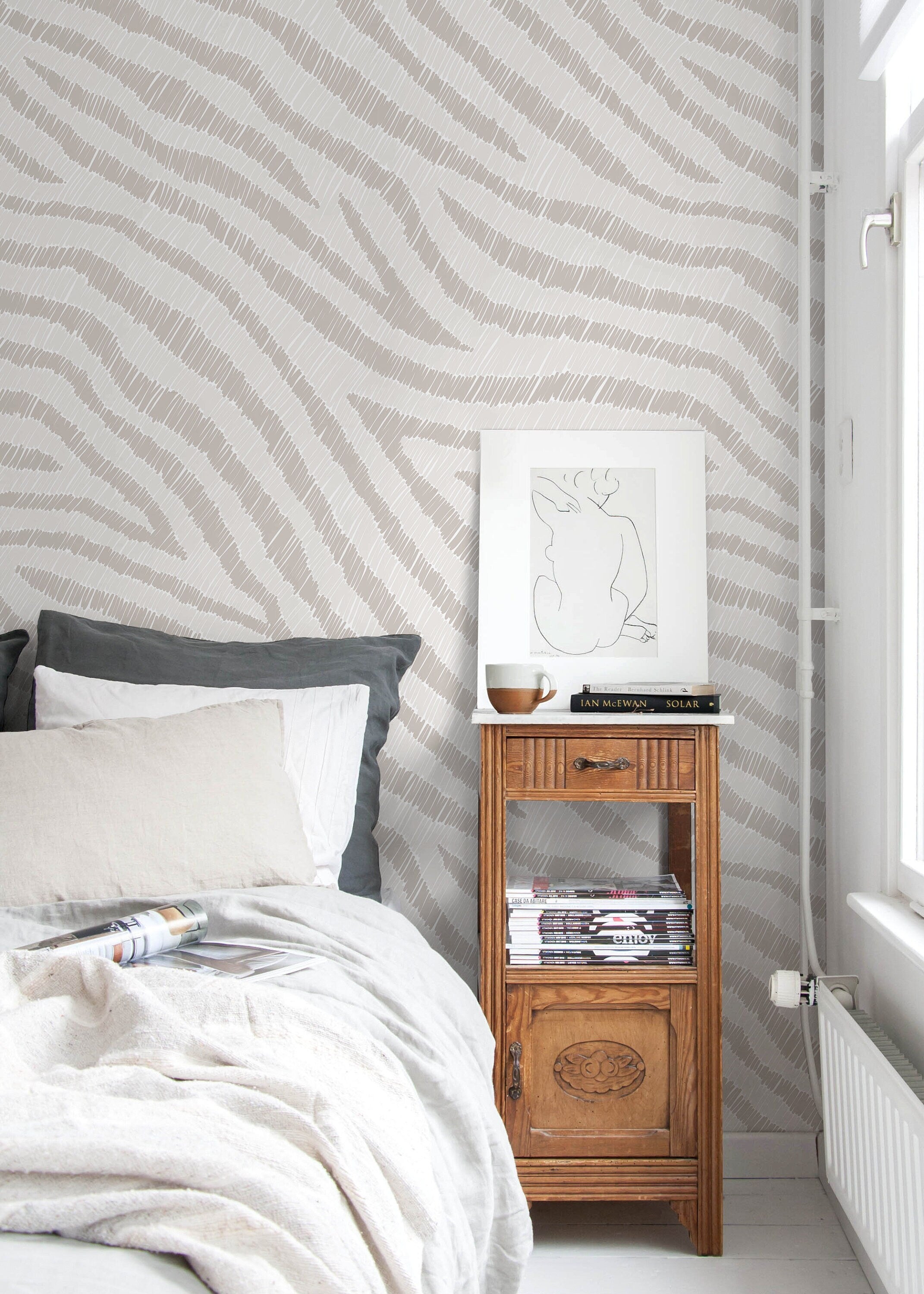 Abstract Wallpaper With Sketched Wavy Lines In Beige And Cream - D050