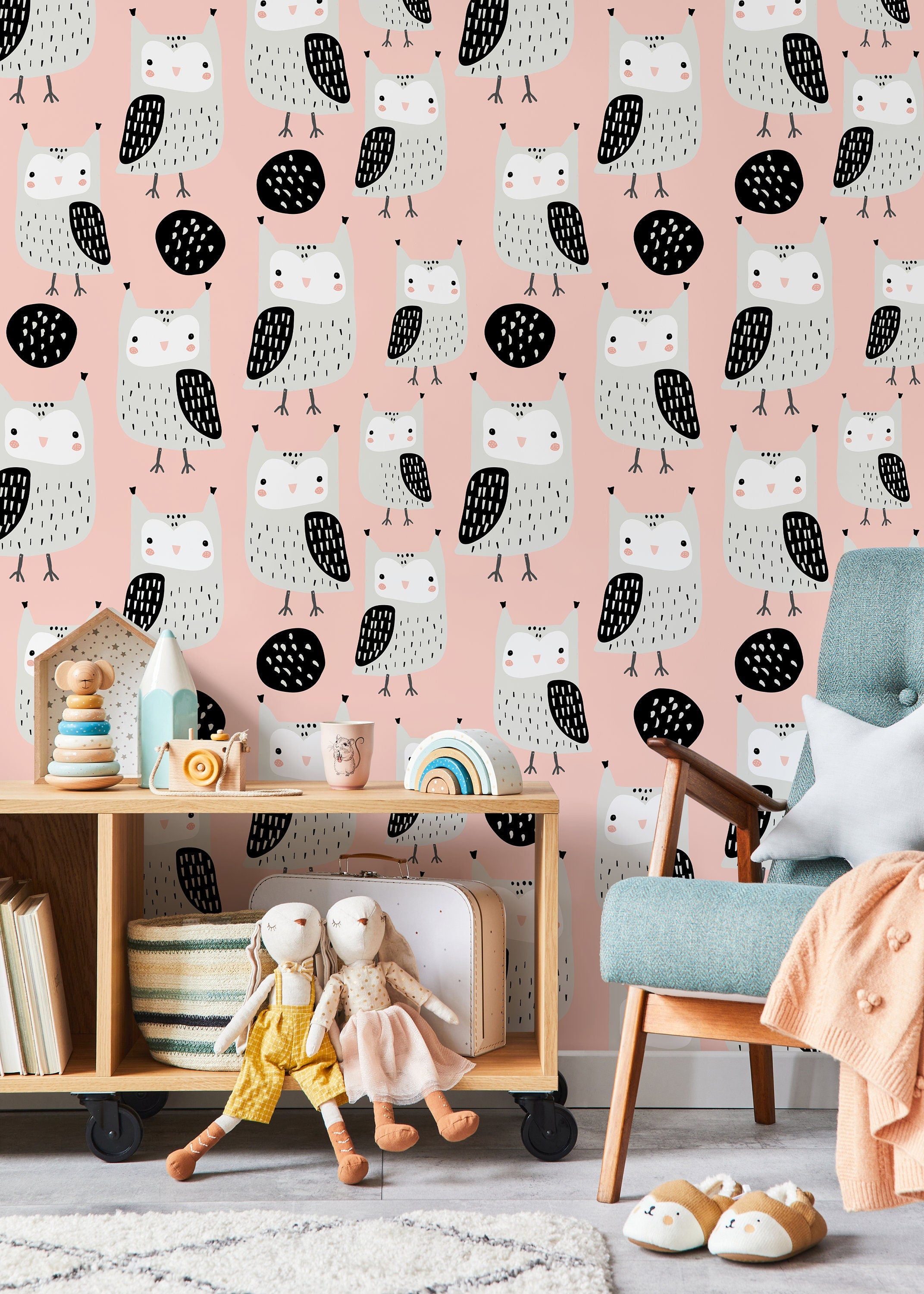 Nursery Wallpaper With A Scandinavian Owl Motif In Pink, Gray, And Black - D106