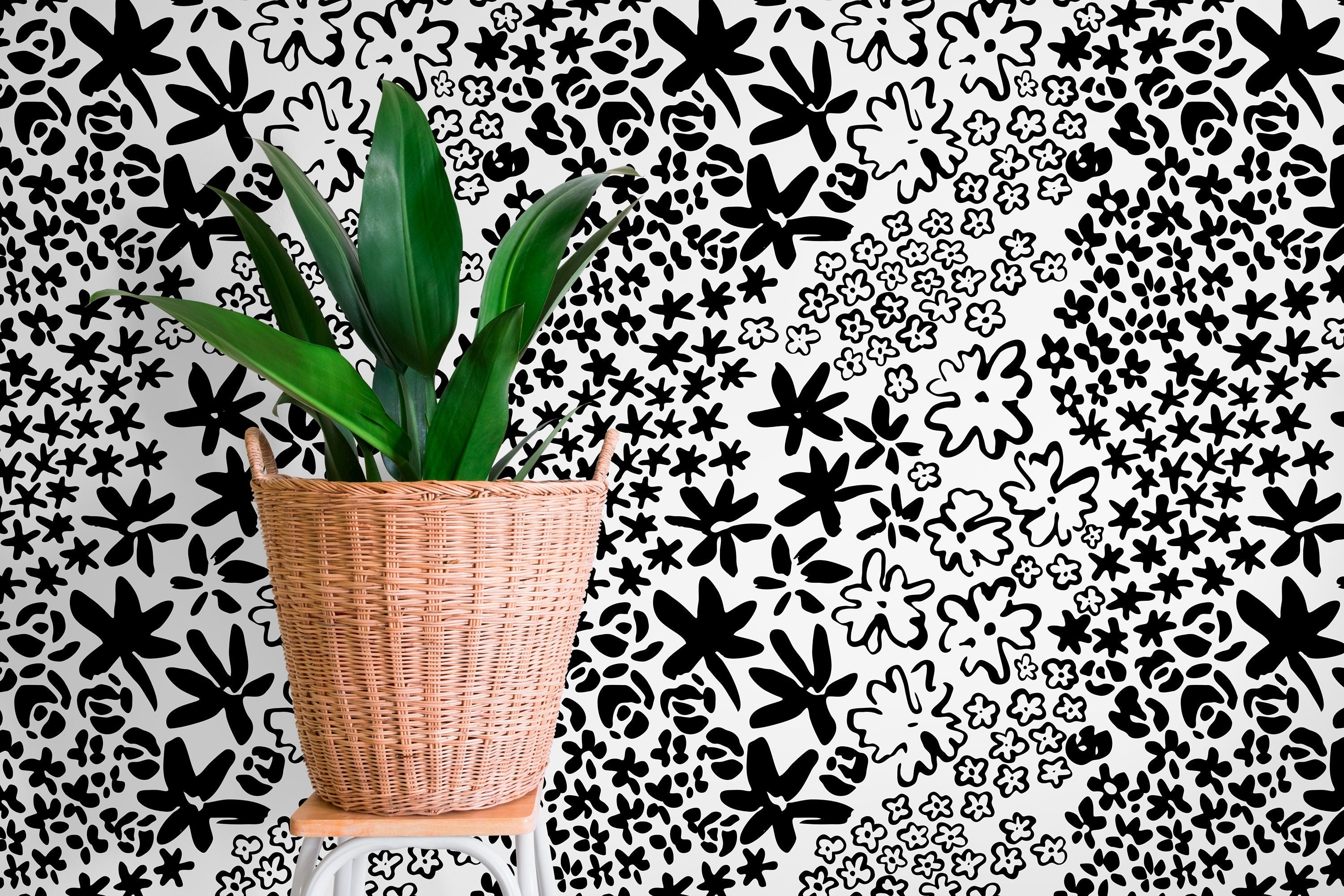 Floral Wallpaper Featuring Hand-drawn Blooms In Black And White - D165