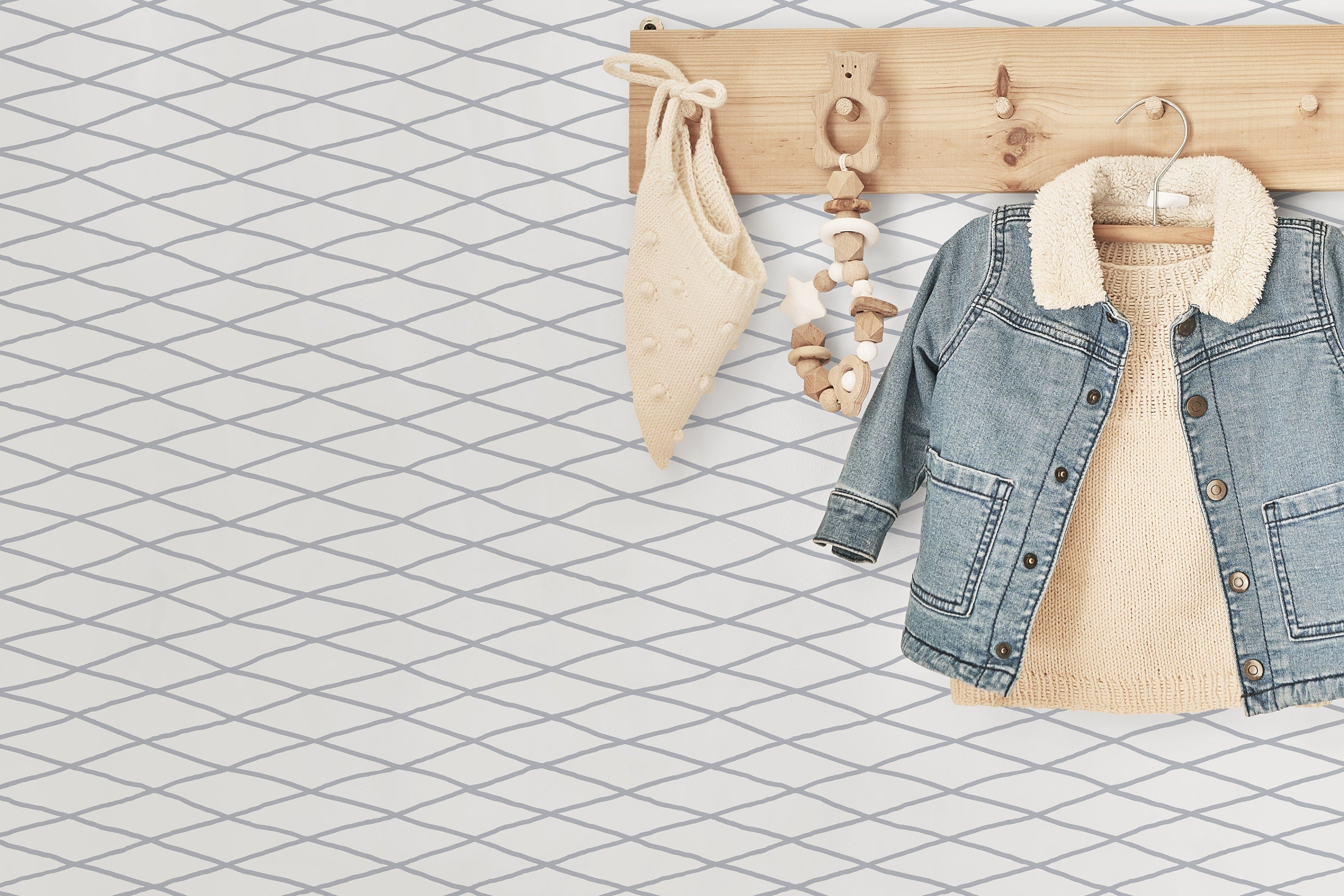 Geometric Wallpaper With A Hand-drawn Diamond Grid In Gray - D330