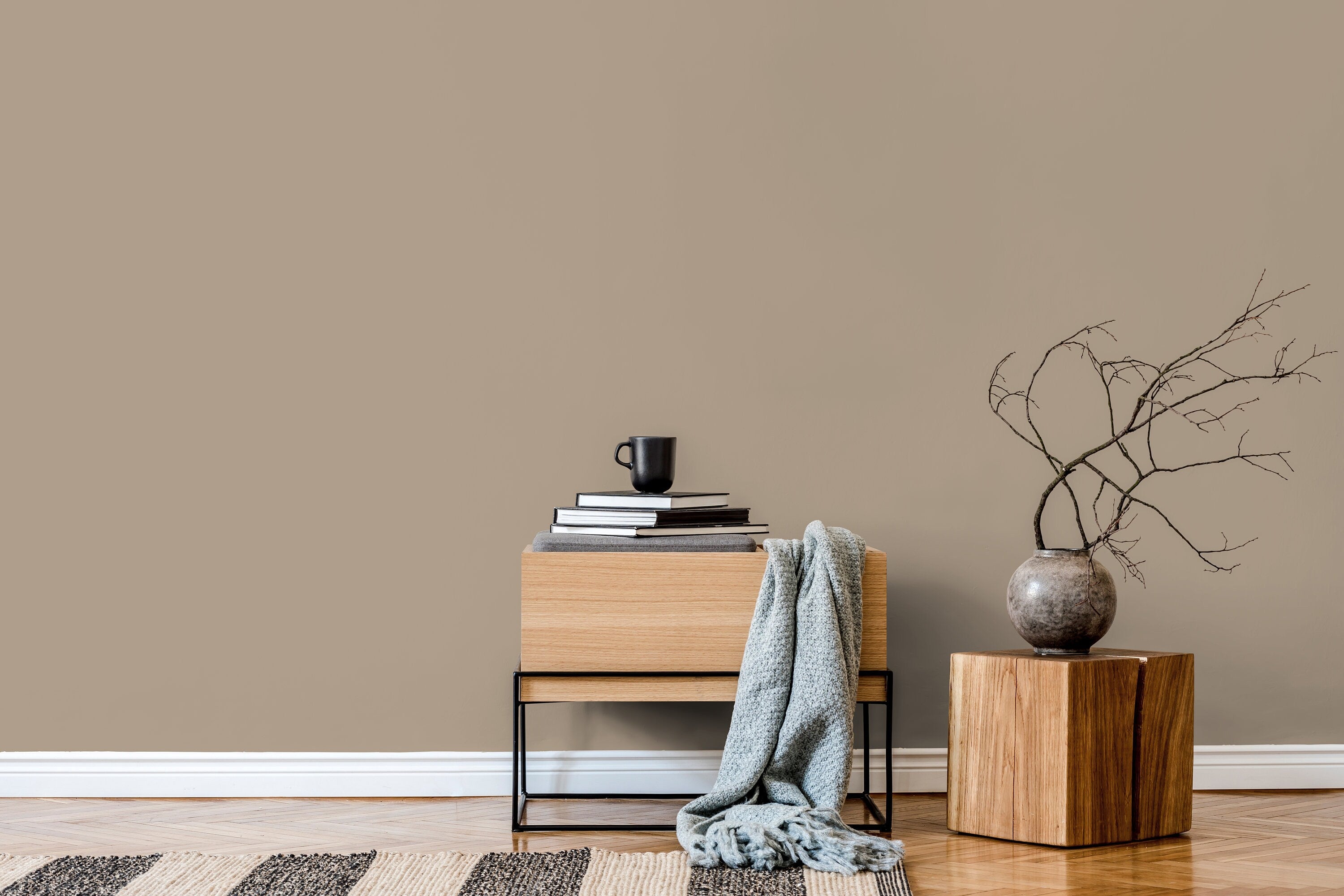 Solid Color Wallpaper Featuring An Earthy Hue In Grullo Gray - D422