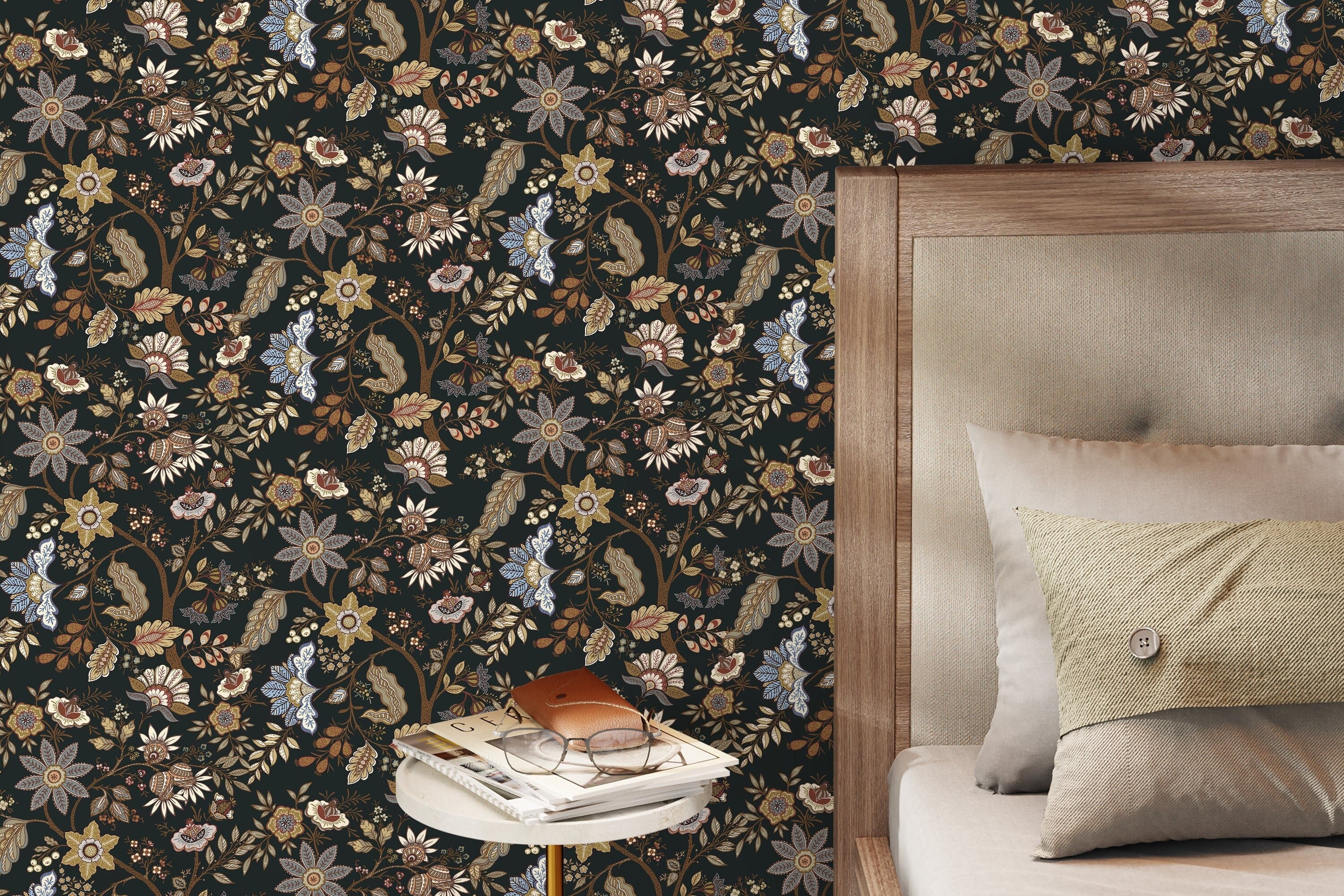 Floral Wallpaper With A Vintage Chintz Motif In Black, Brown, And Blue - D386