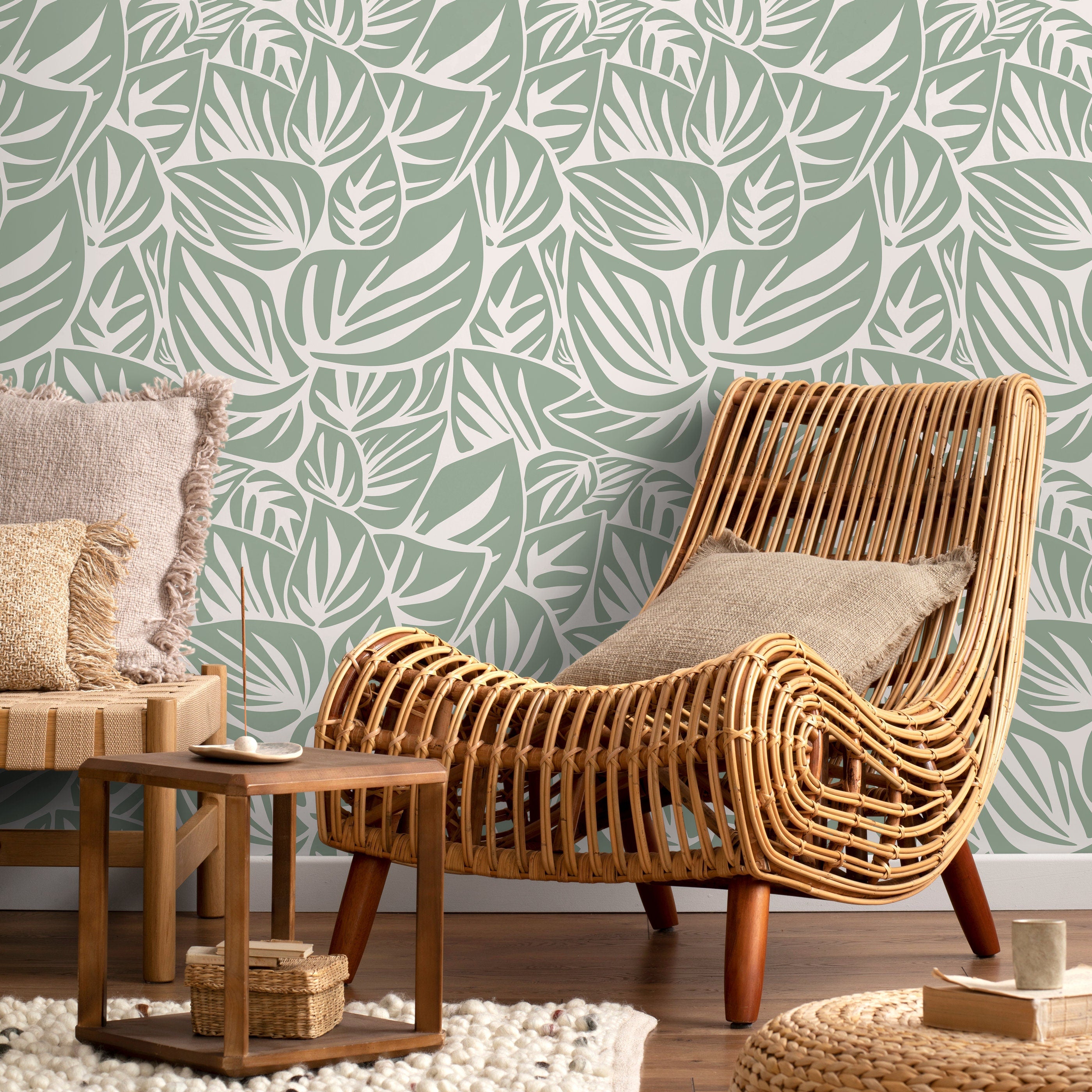 Leaf Wallpaper With A Modern Stylized Leaf Motif In Light Green And Cream - D651