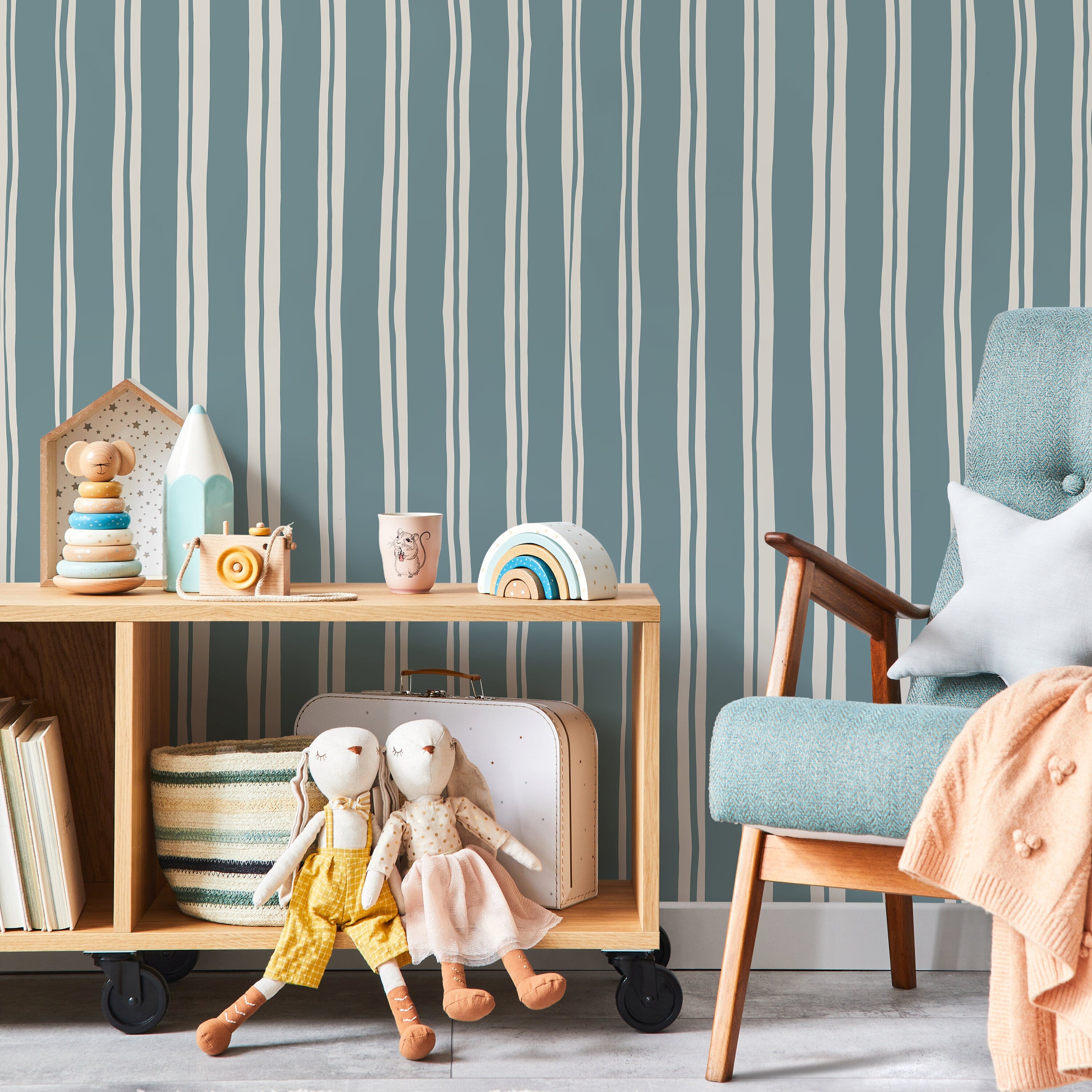 Striped Wallpaper With Organic Wavy Lines In Light Blue And Cream - D765