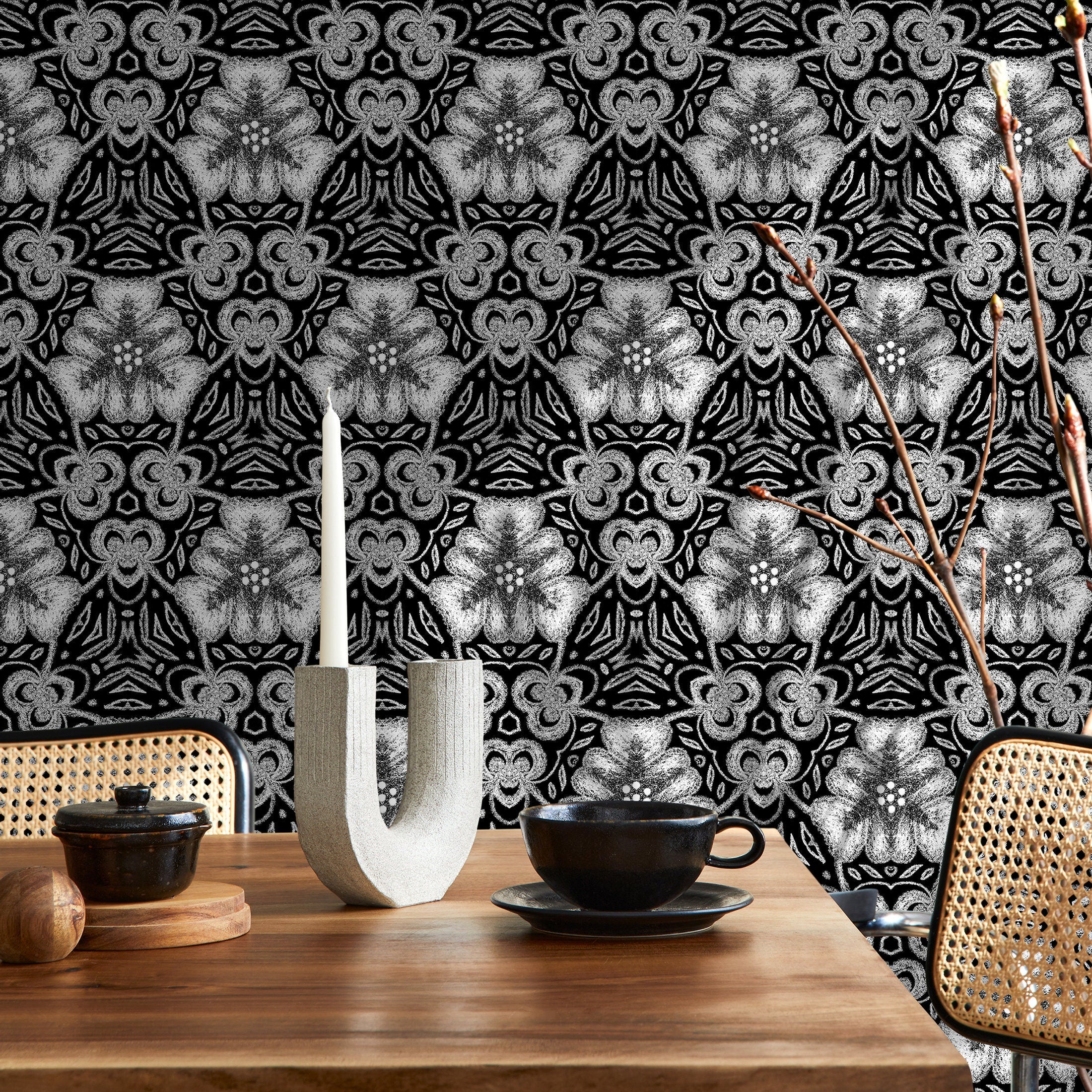 Damask Wallpaper With A Chalk-style Floral Motif In Black And White - X079