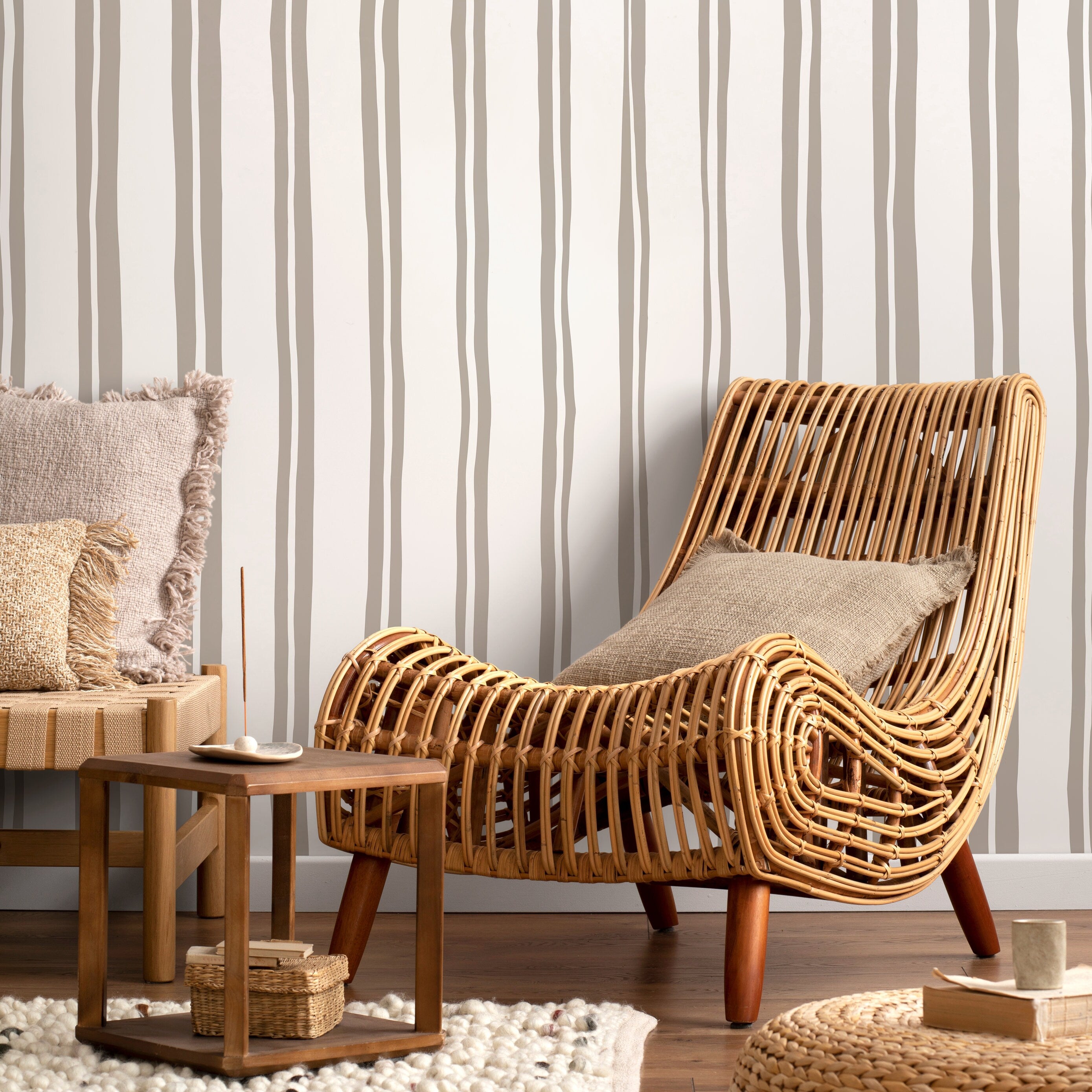 Striped Wallpaper With Wavy Hand-drawn Lines In Taupe - D763