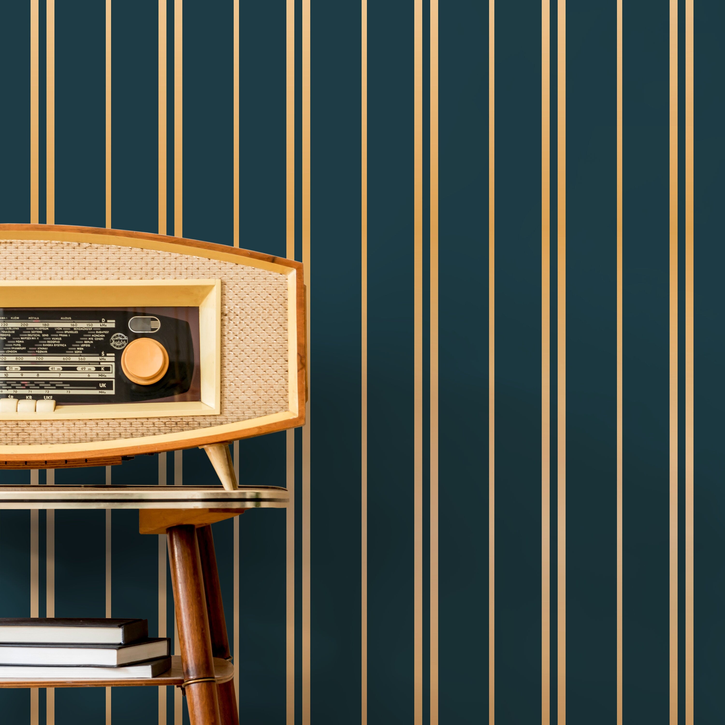 Art Deco Wallpaper With An Elegant Striped Motif In Green And Gold - D770