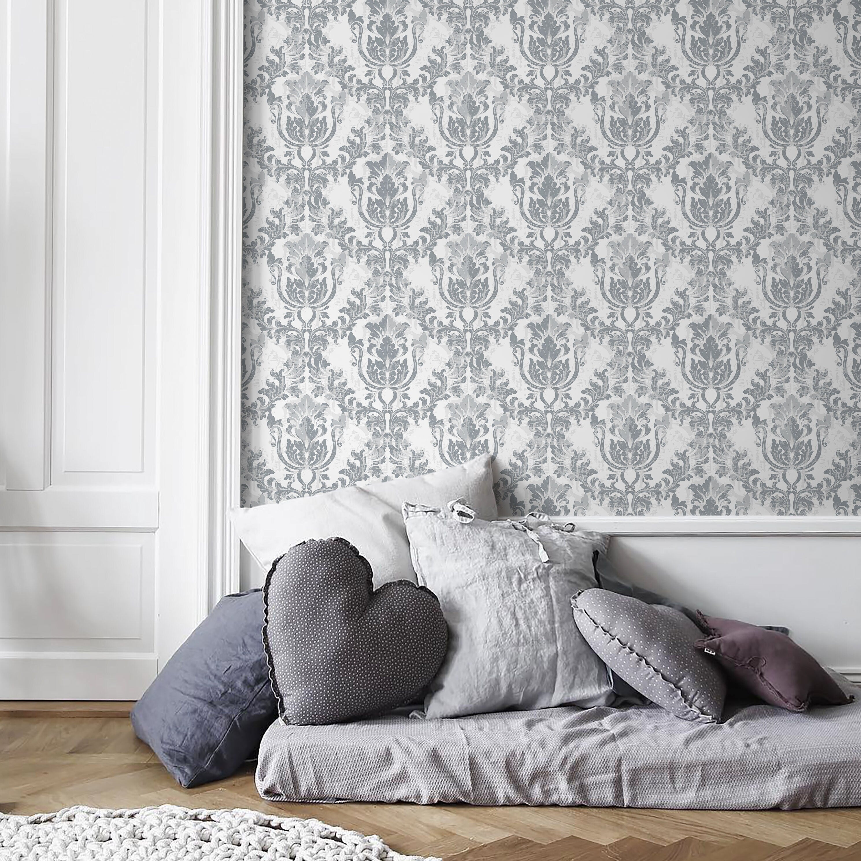 Damask Wallpaper With A Vintage Scroll Motif In Grey And White - D949