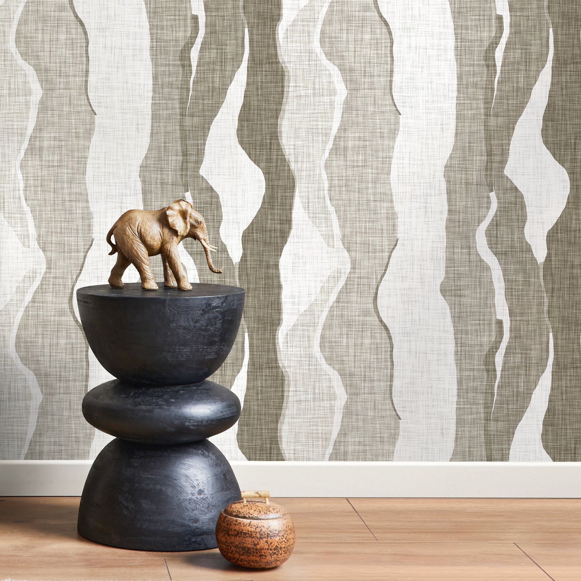 Abstract Wallpaper With Flowing Wave Layers In Beige And White - D838