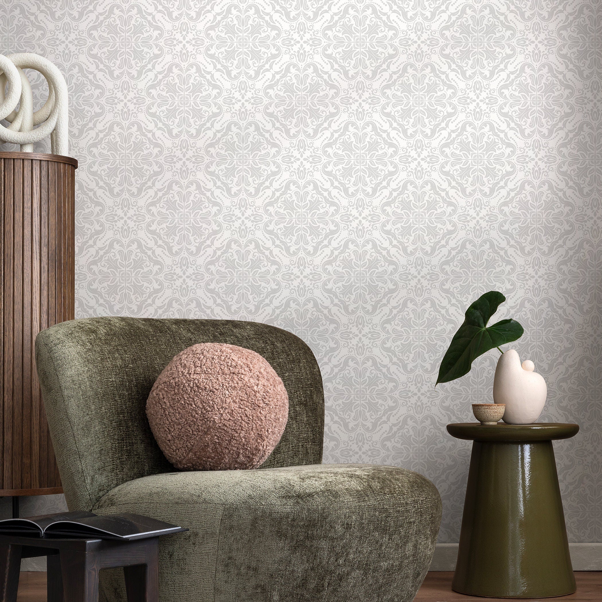 Damask Wallpaper With An Ornate Medallion Motif In Light Gray - A900