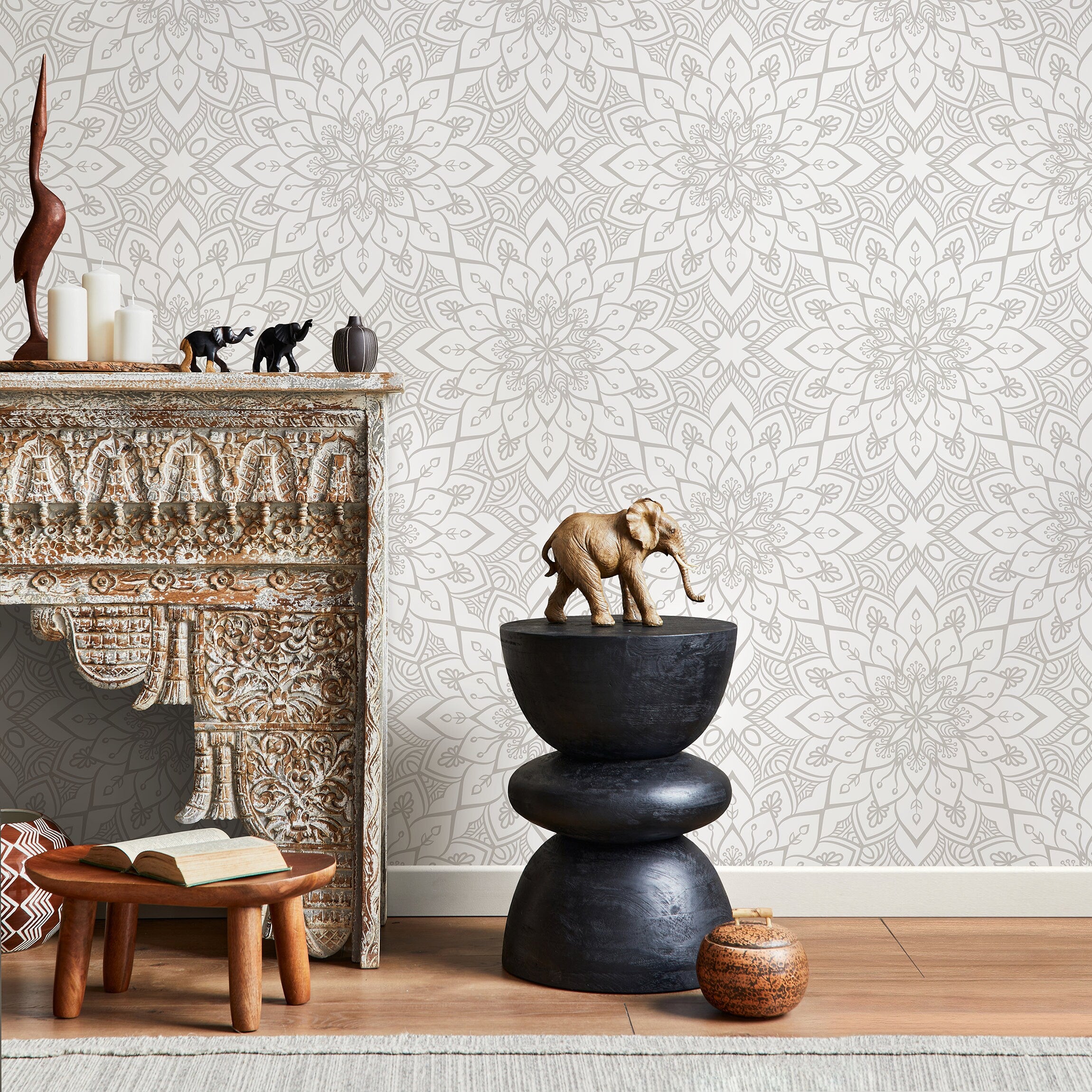 Mandala Wallpaper With An Intricate Medallion In Light Gray - A129