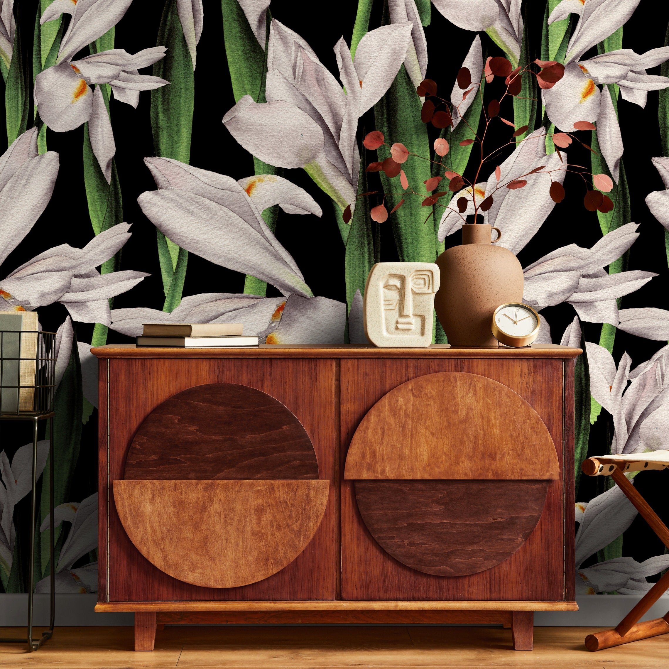 Floral Wallpaper Featuring Watercolor Irises In Black, White, And Green - A844