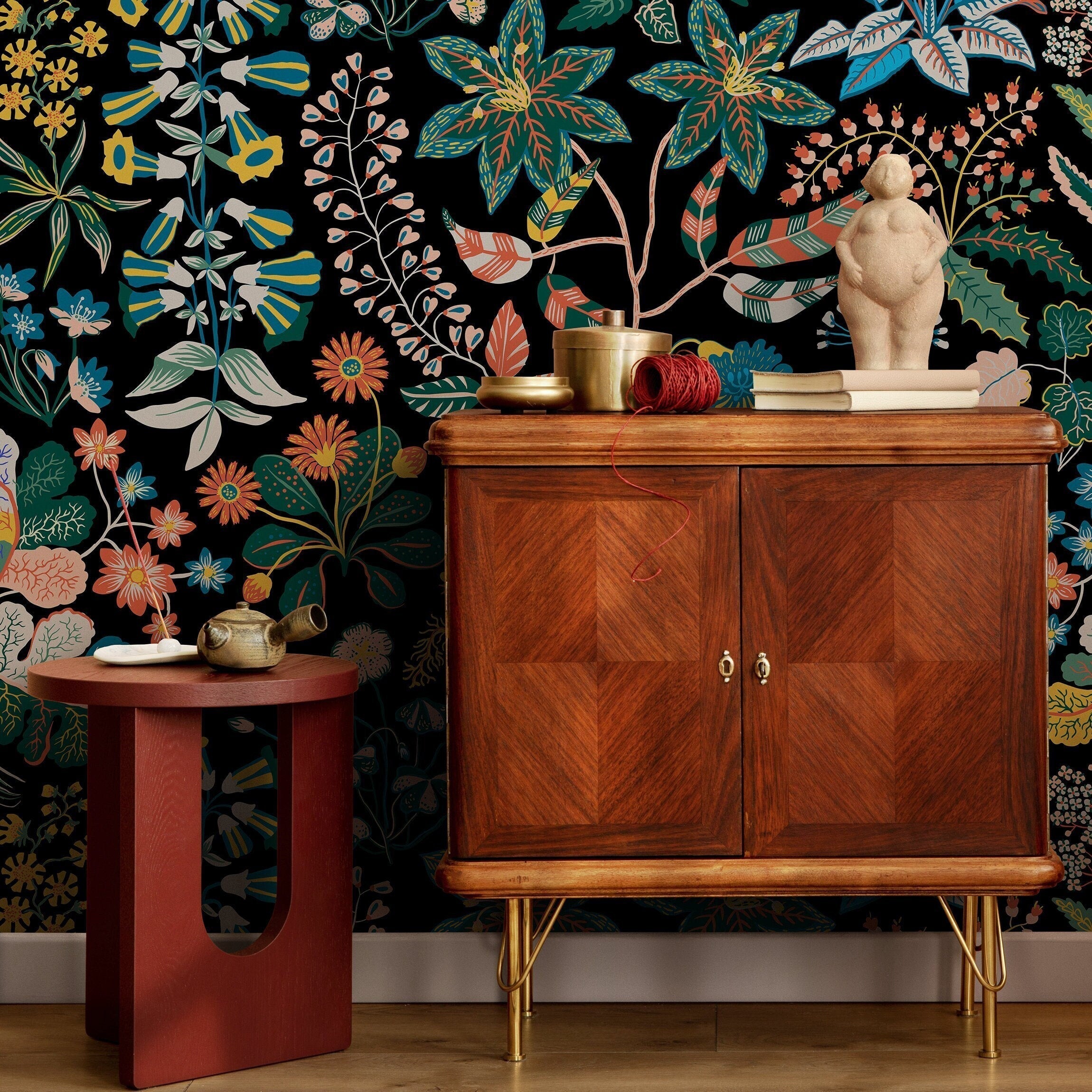 Botanical Wallpaper Featuring A Folk Art Floral Motif In Yellow, Blue, And Green - A936