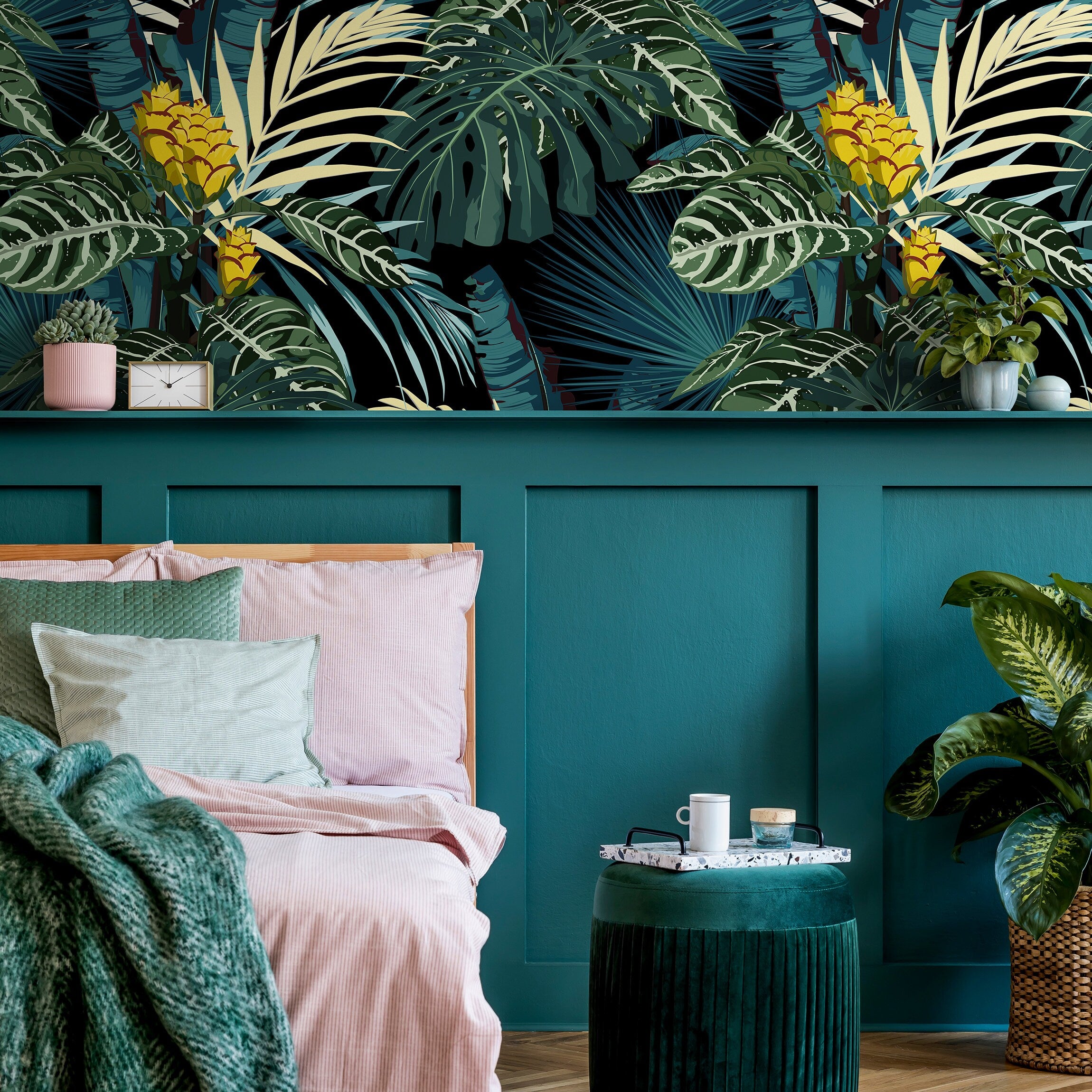 Tropical Wallpaper With Lush Jungle Foliage In Green, Yellow, And Black - A800