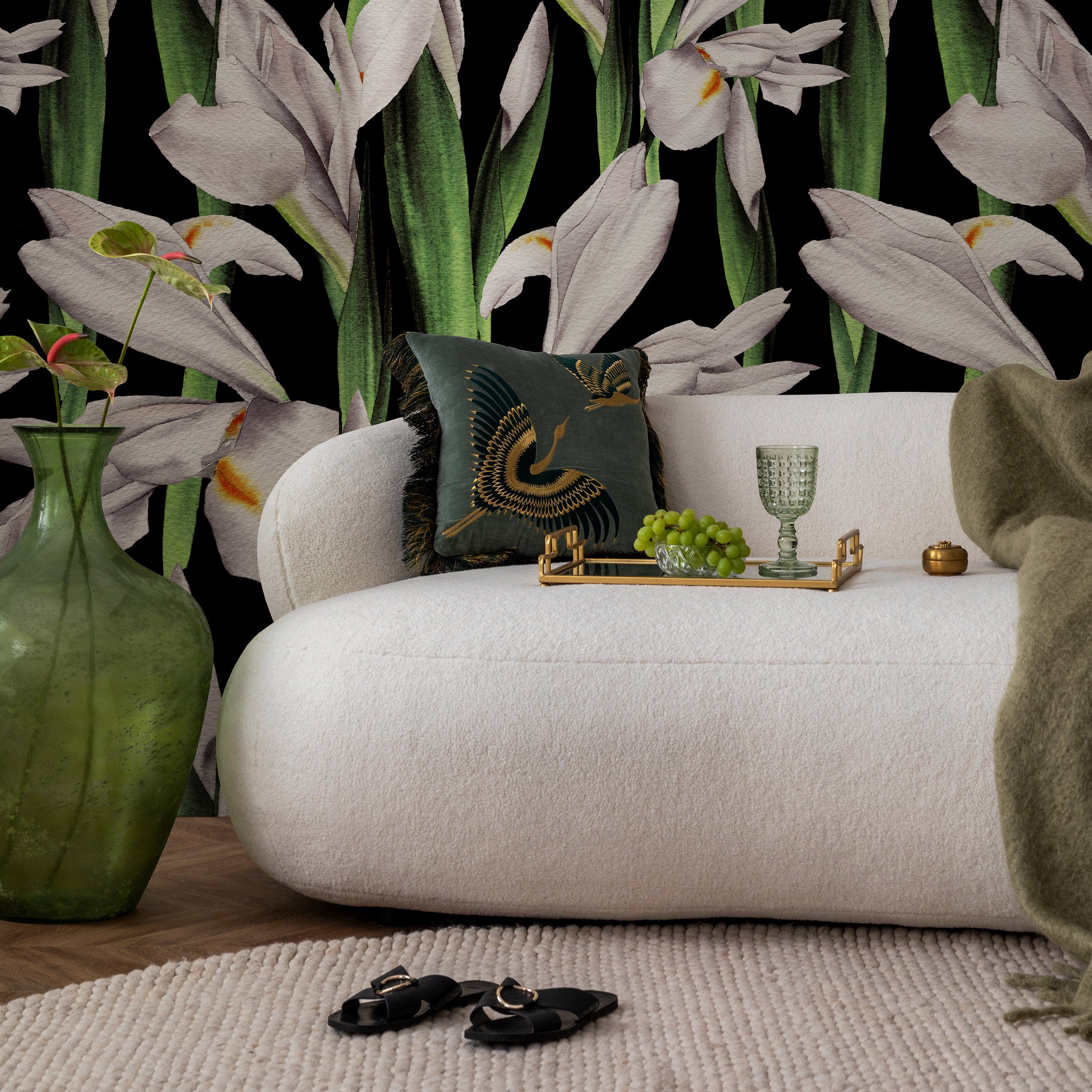 Floral Wallpaper Featuring Watercolor Irises In Black, White, And Green - A844