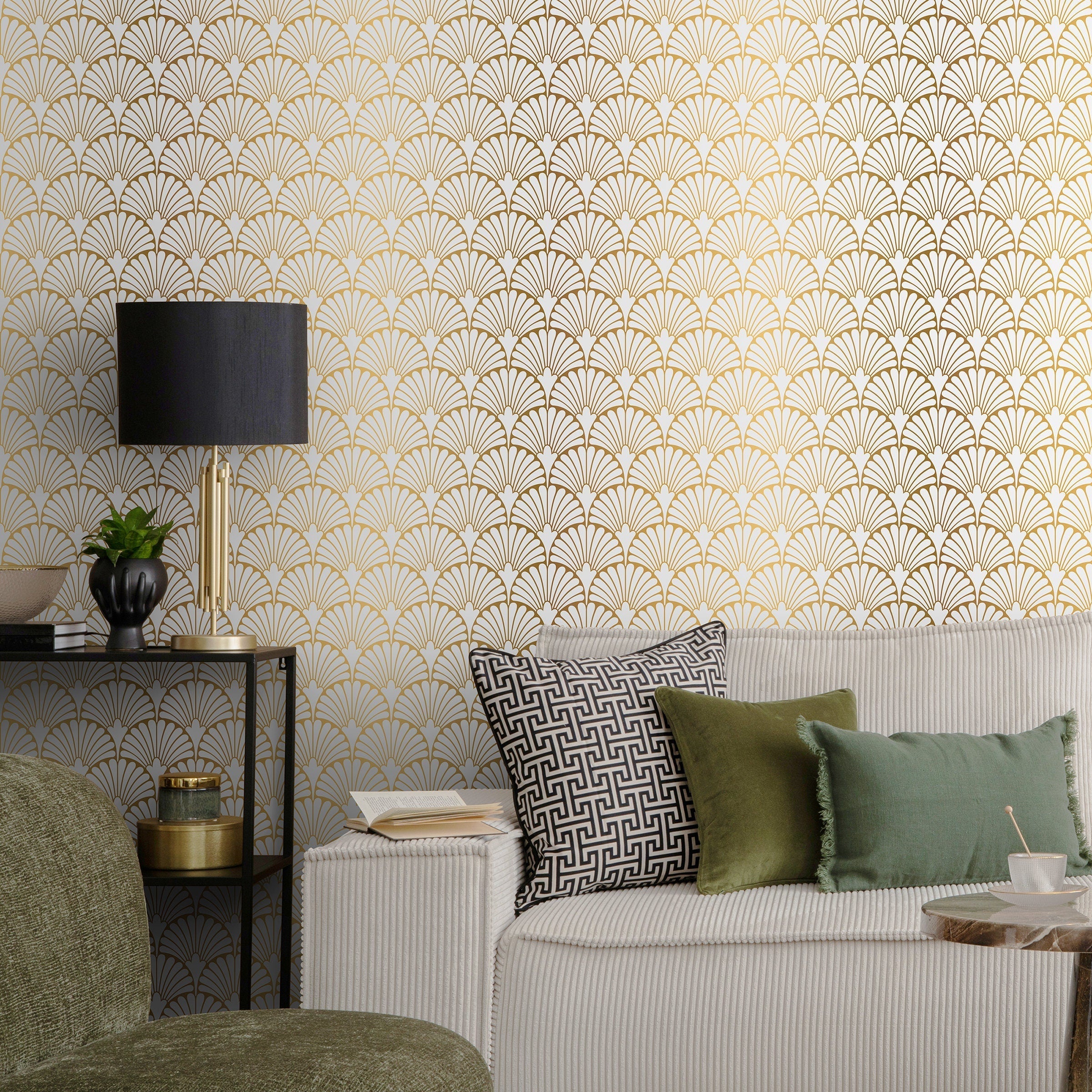 Art Deco Wallpaper With A Geometric Fan Pattern In Gold And White - A931