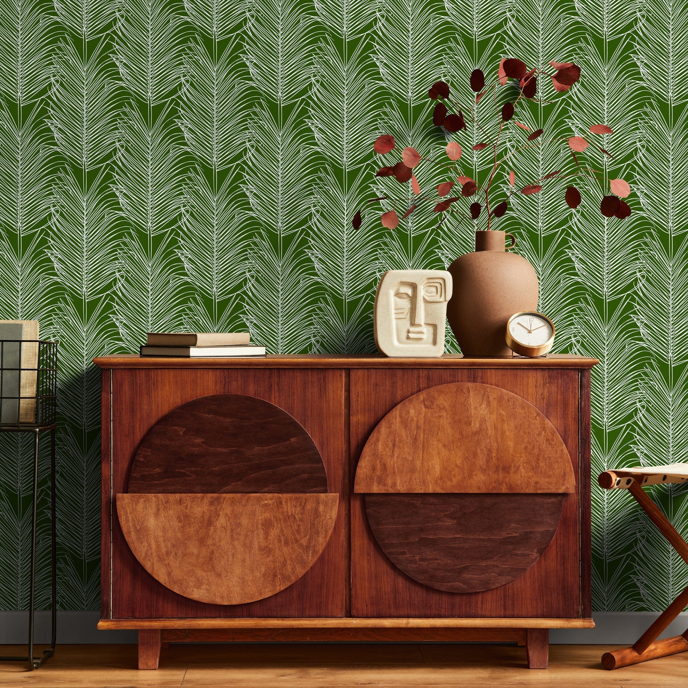 Botanical Wallpaper Featuring A Graphic Palm Frond Design In Green And White - B596