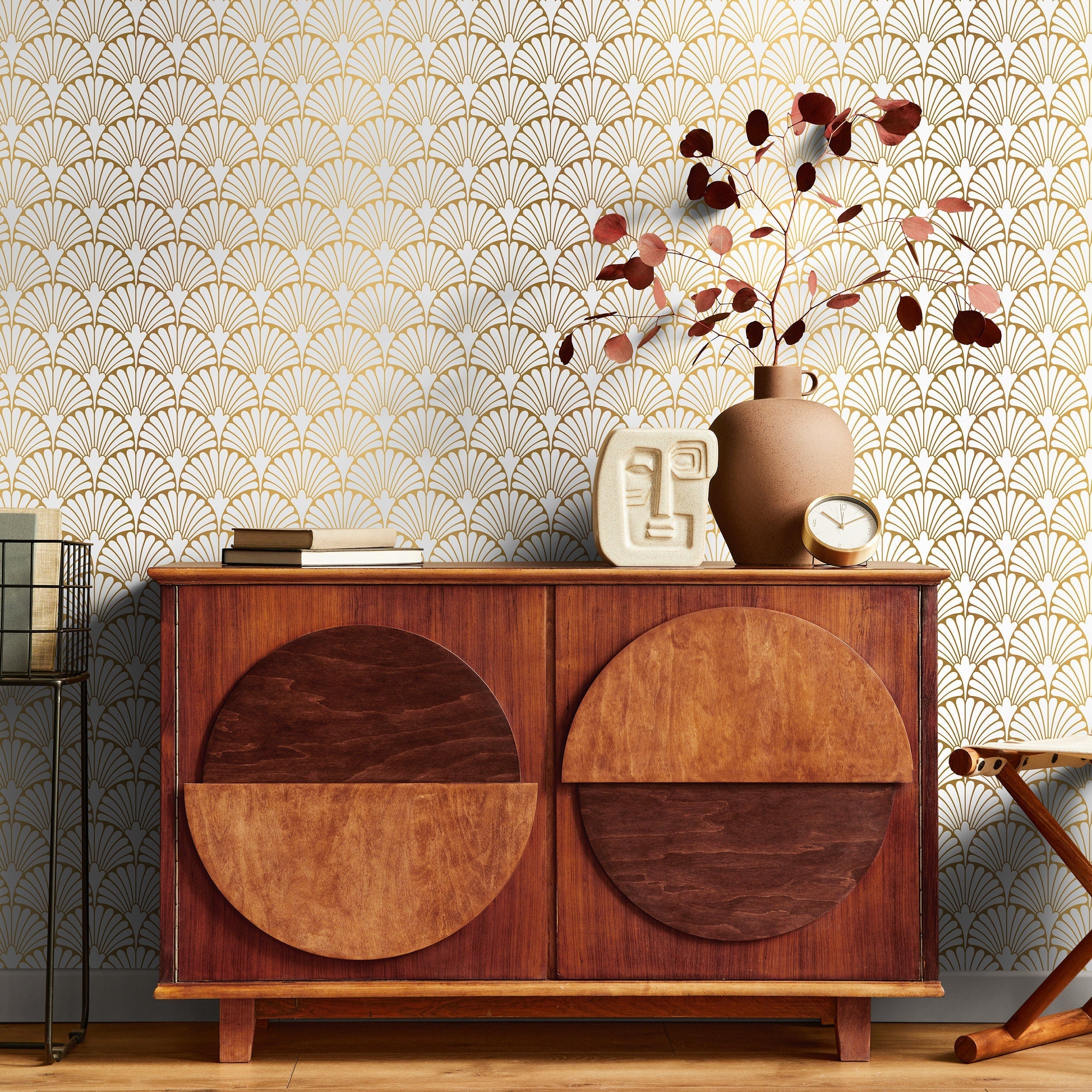 Art Deco Wallpaper With A Geometric Fan Pattern In Gold And White - A931