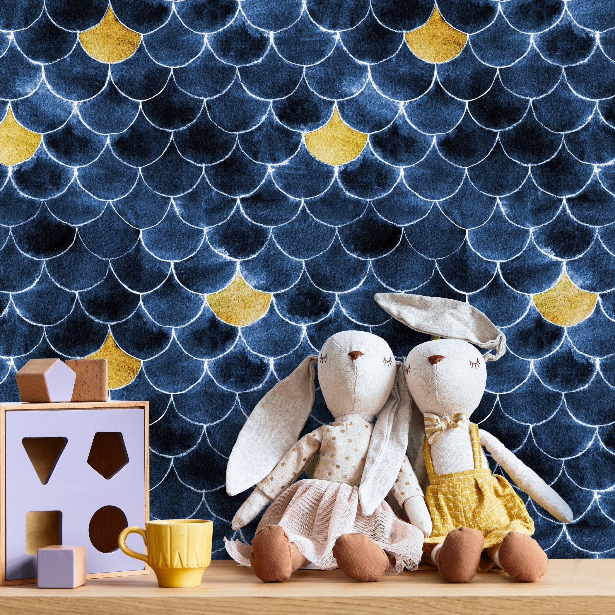Scallop Wallpaper With A Watercolor Fish Scale Motif In Blue, Gold, And White - X091