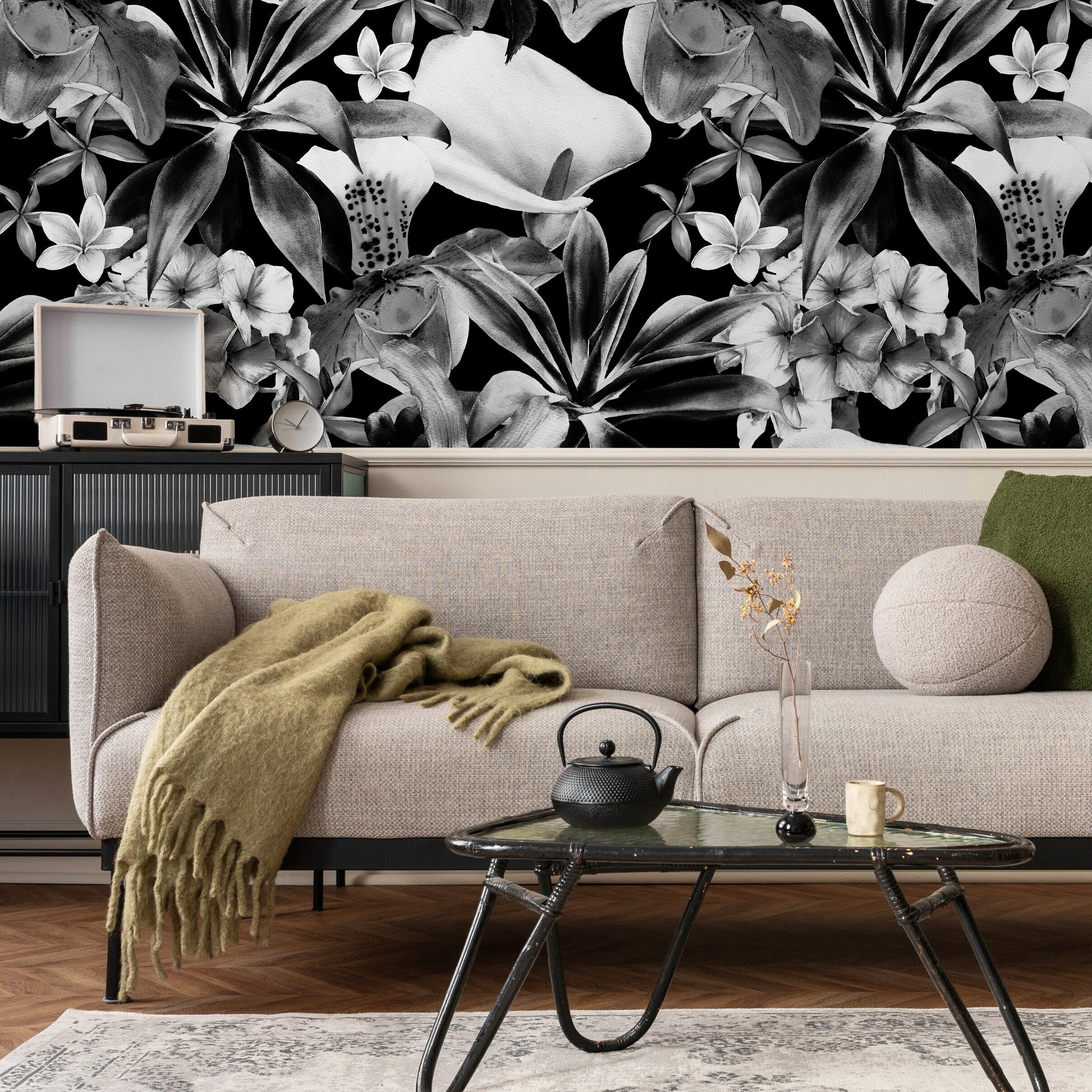 Botanical Wallpaper Featuring Tropical Flowers In Black And White - B054
