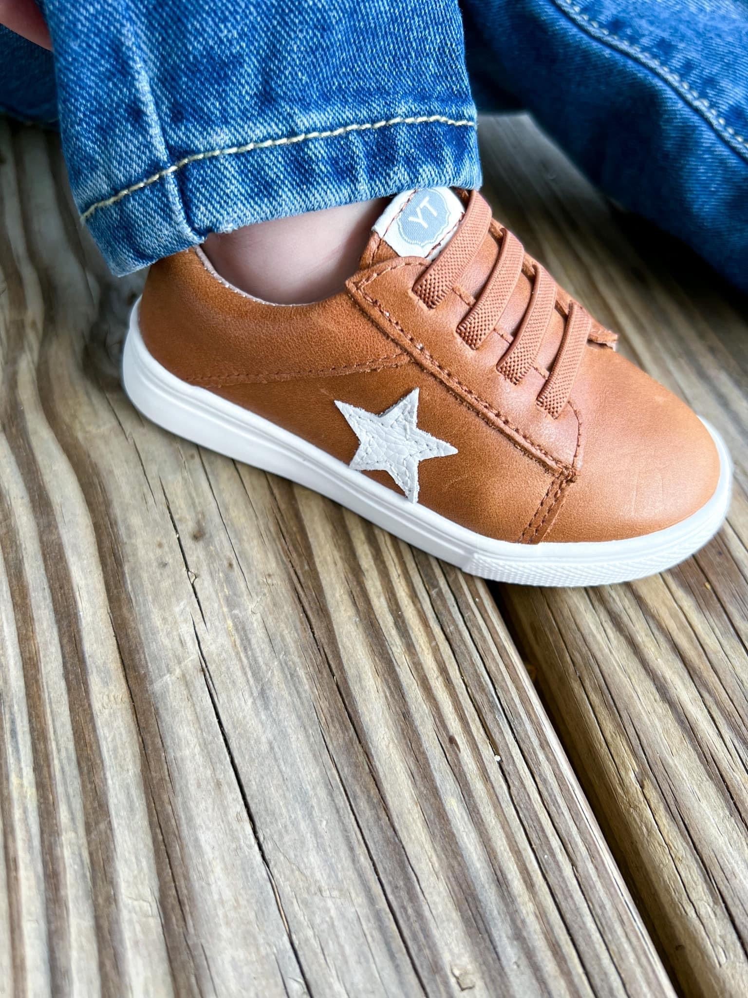 Low Top Sneakers - Weathered Brown / White Leather Star