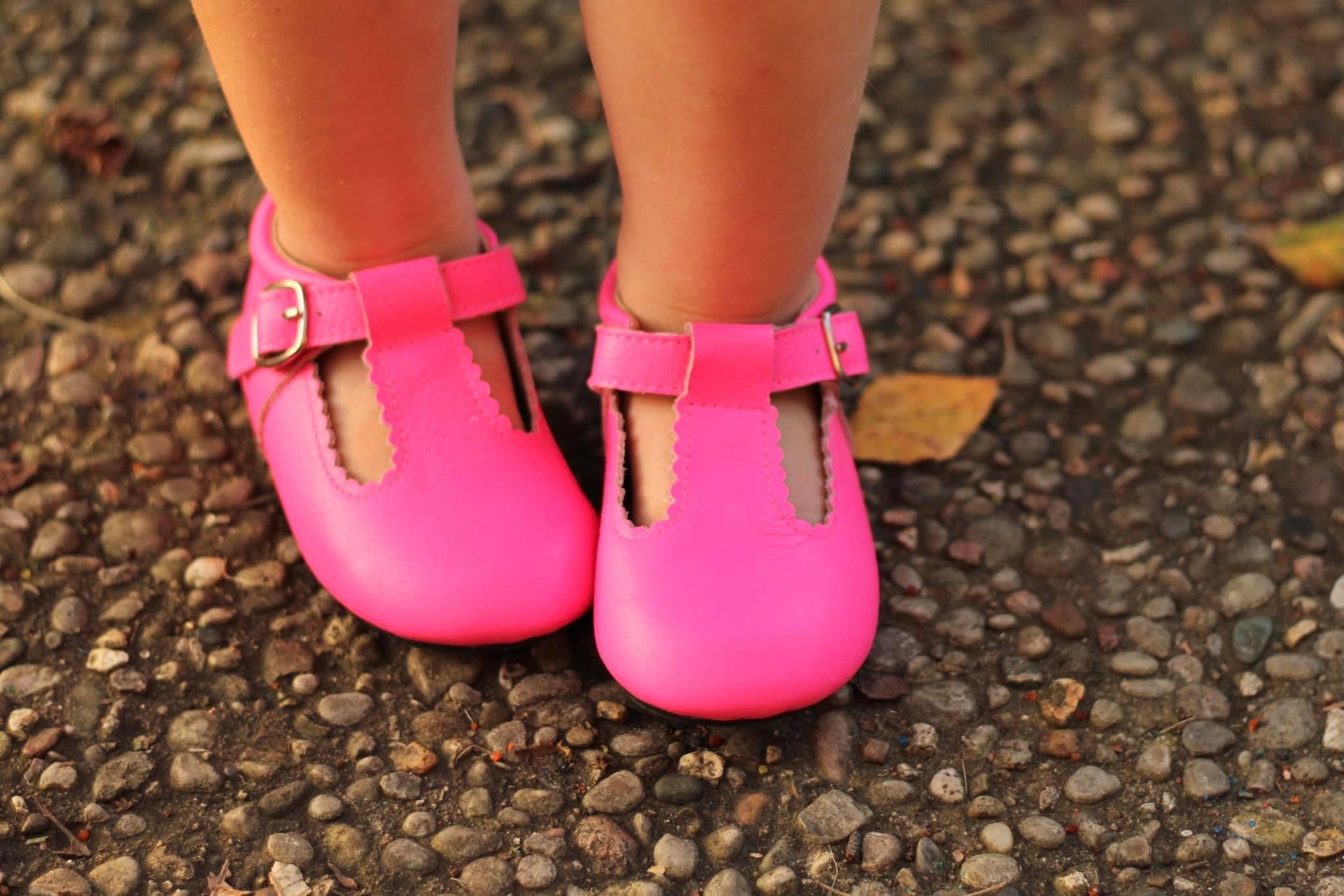 Scalloped T-strap - Neon Pink