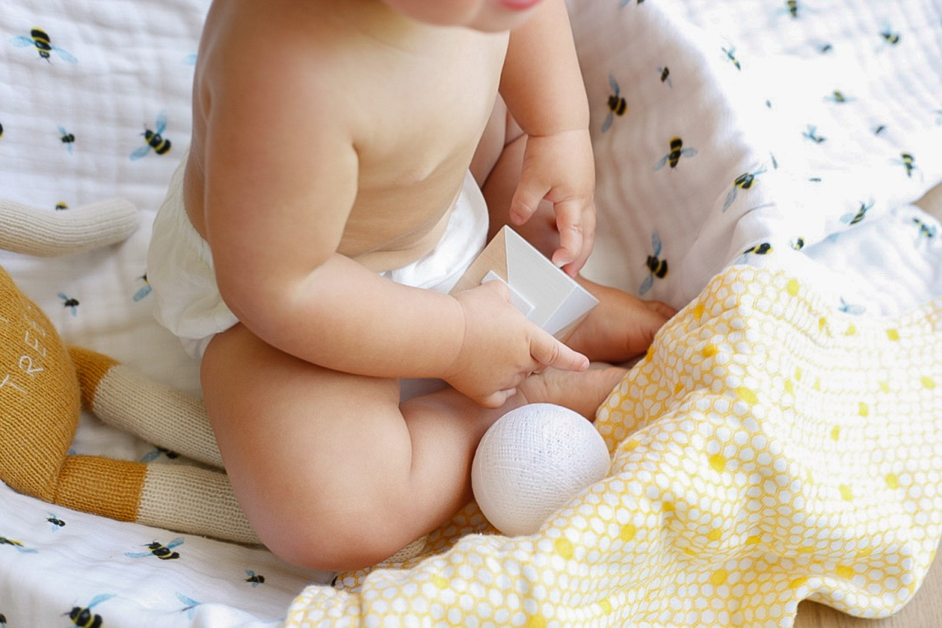 ORGANIC SNUG BLANKET - BEES